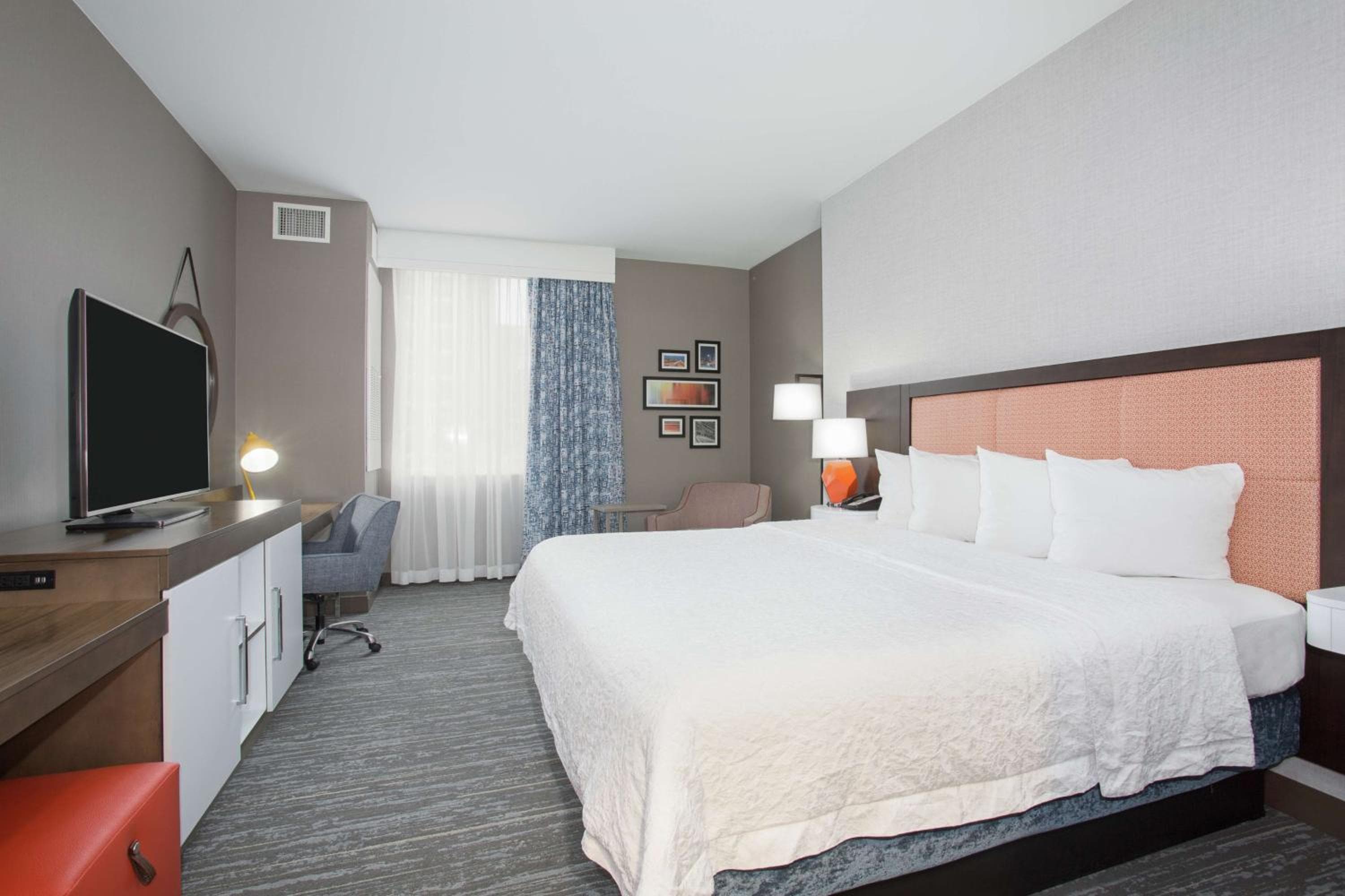 King Room with Accessible Tub - Mobility and Hearing Access/Non-Smoking room photo