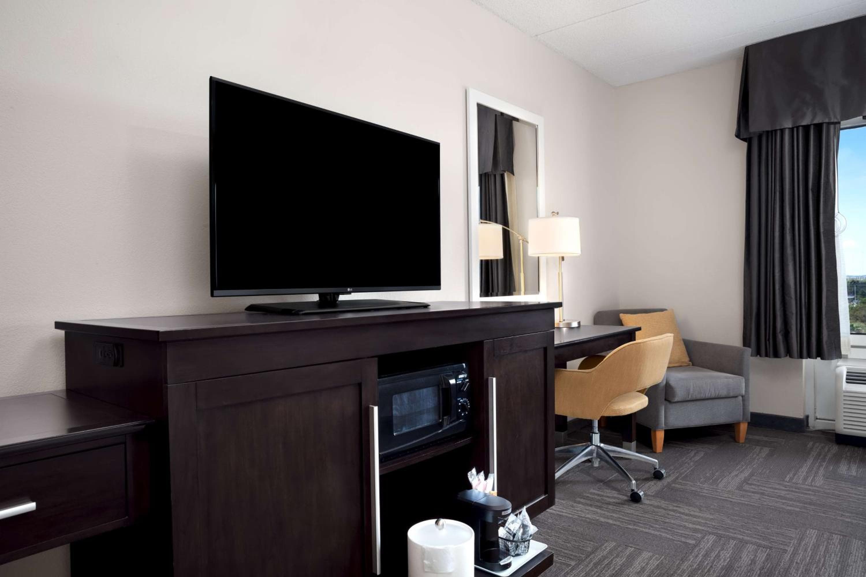 King Room with Roll-In Shower - Mobility and Hearing Access/Non-Smoking room photo