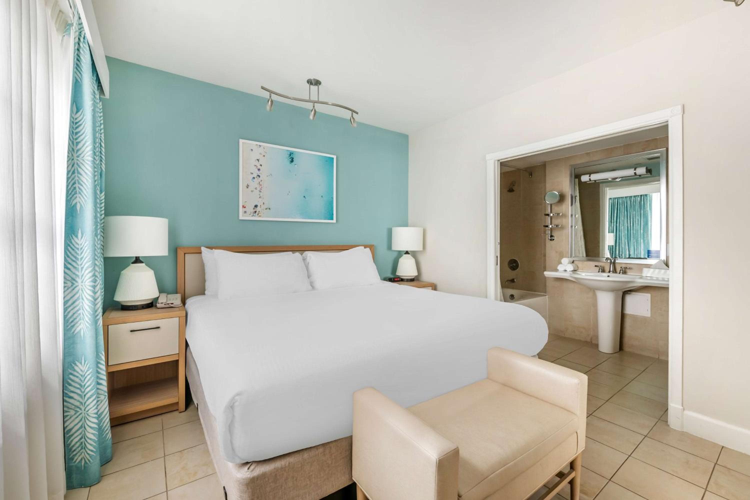 One-Bedroom King Suite with Sofa Bed and Partial Ocean View room photo