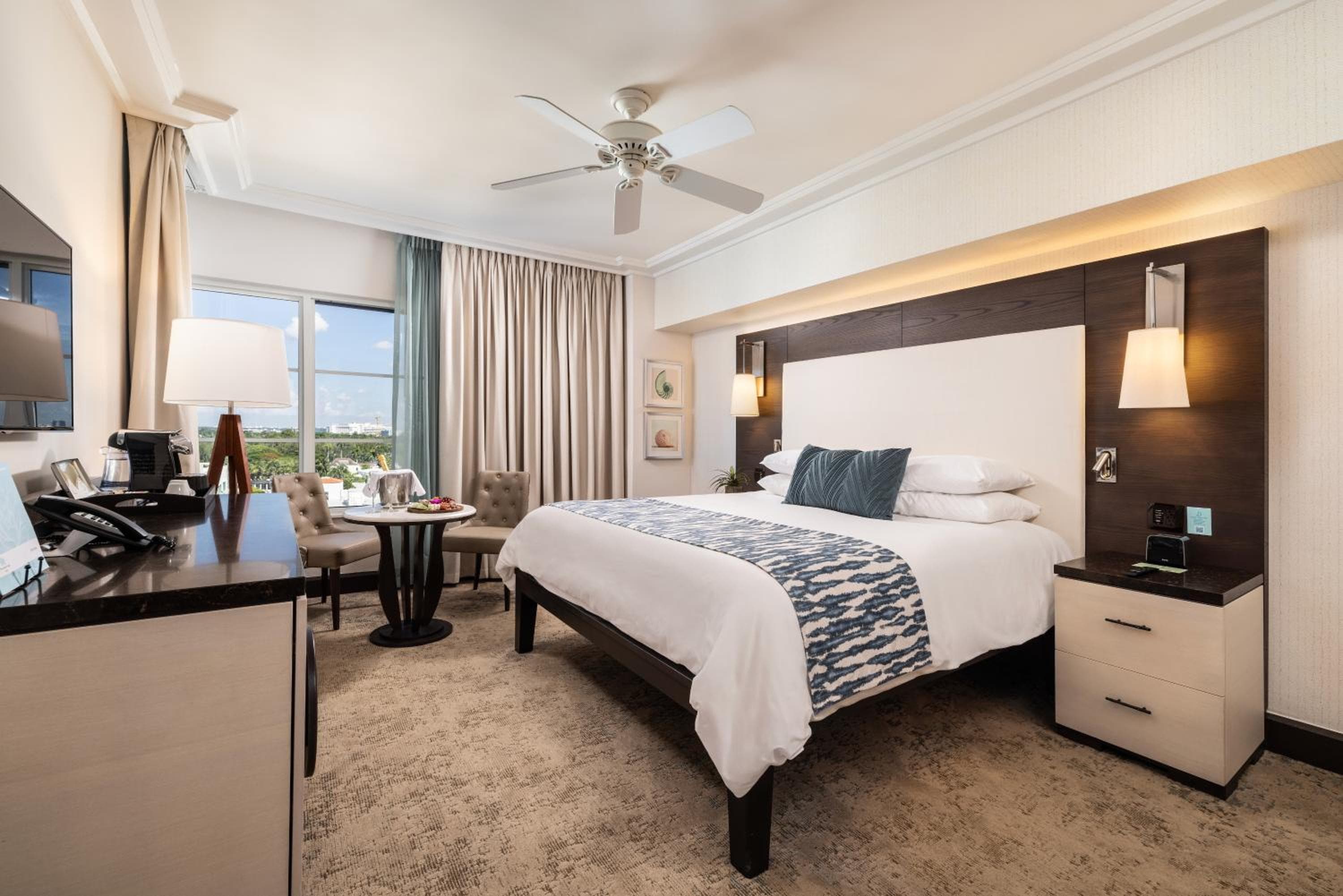 Superior City View 1 King Bed room photo