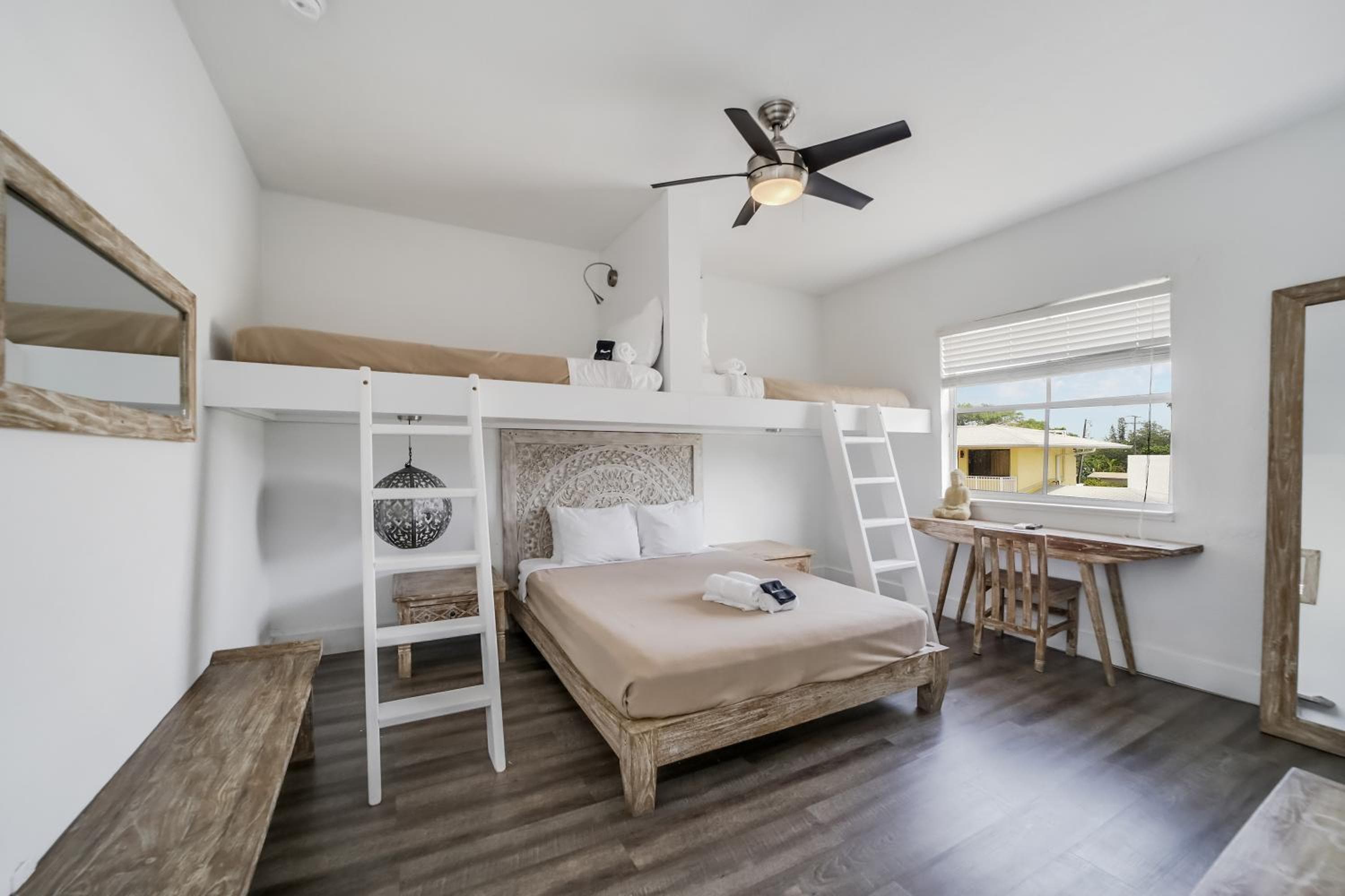Family Room - Queen Bed and Two Twin Beds  (Self Check-in) room photo