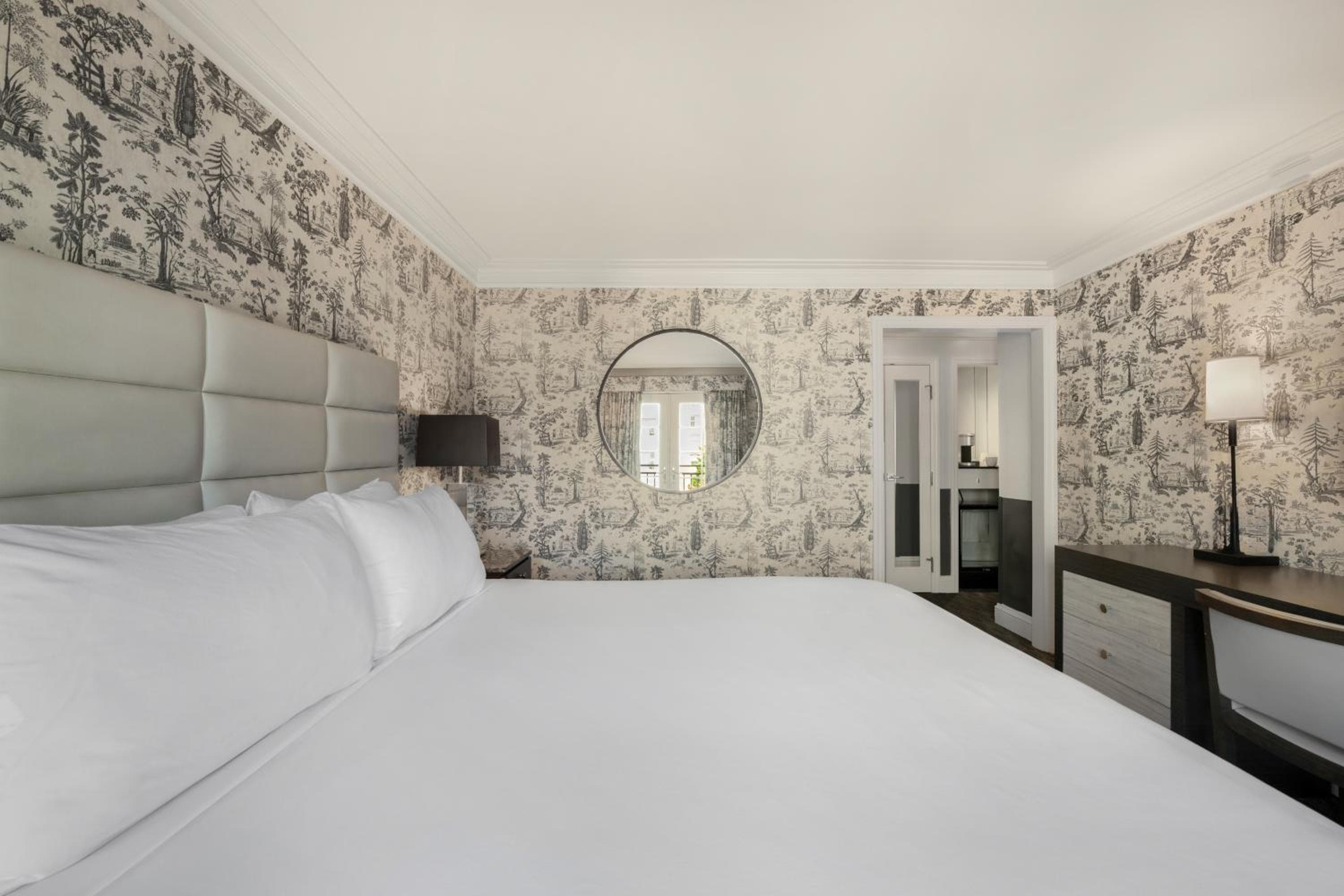 Deluxe King Room room photo