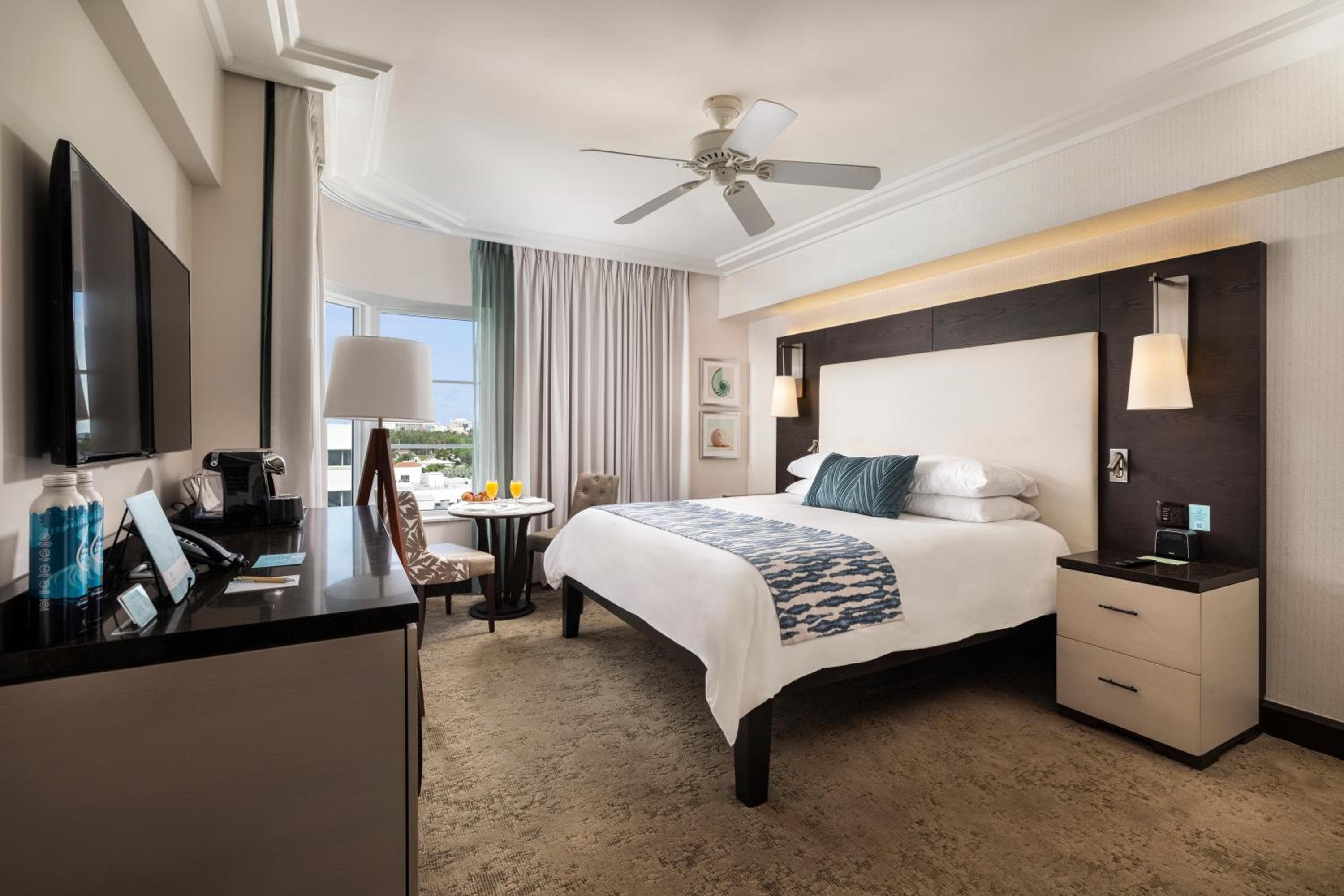 1 King Bed with City View room photo