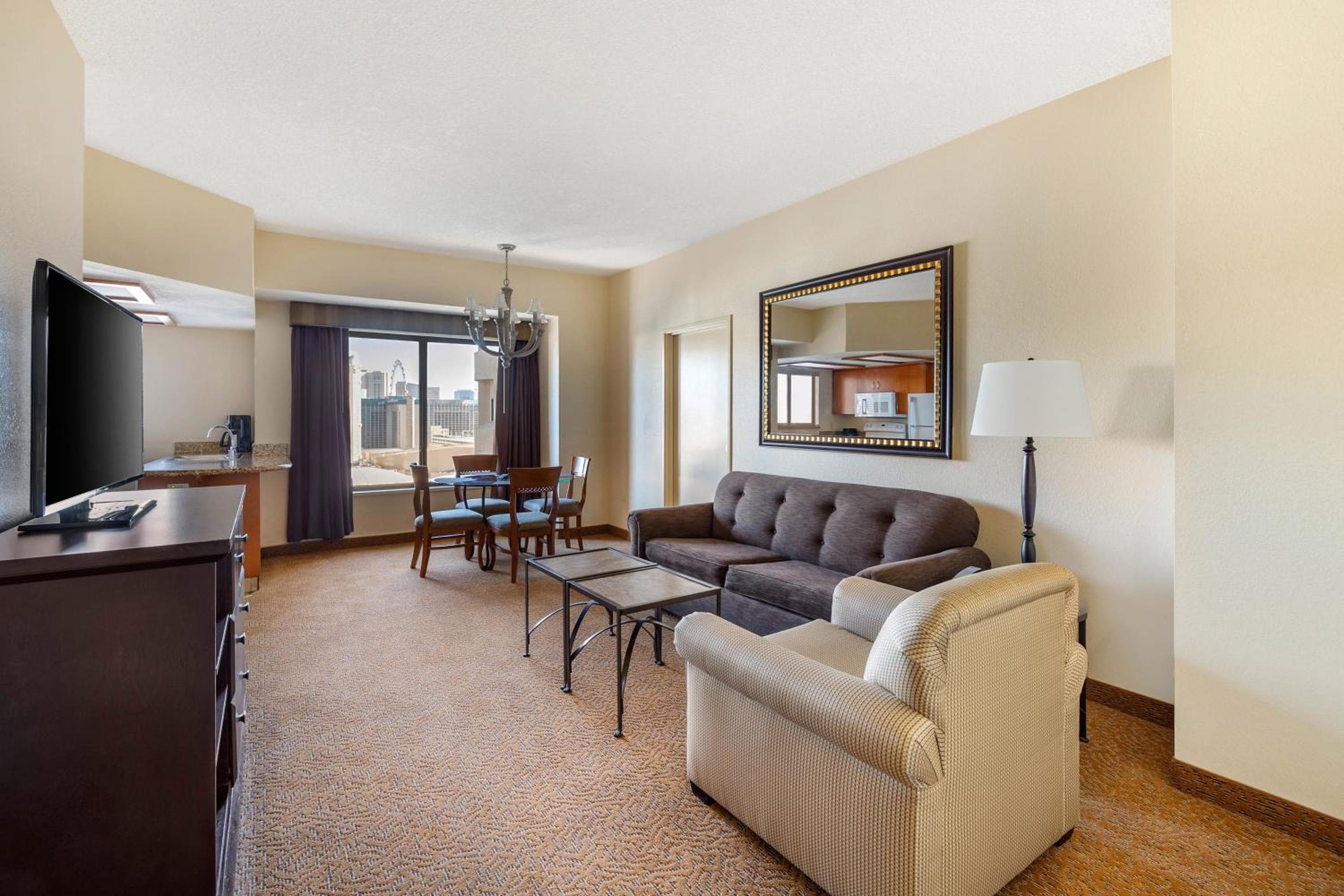 One-Bedroom King Suite with Roll-In Shower room photo