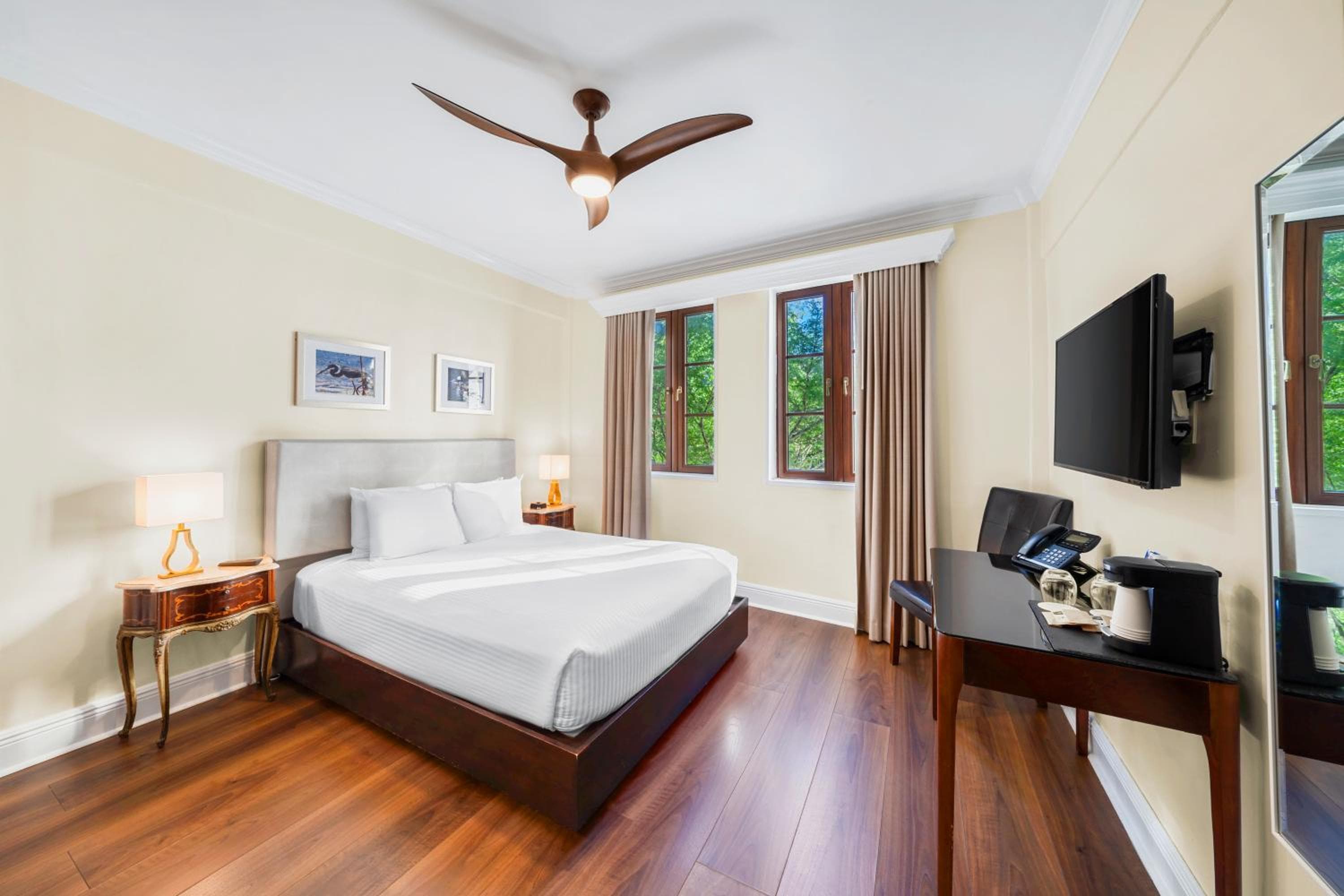 Deluxe Queen Room room photo