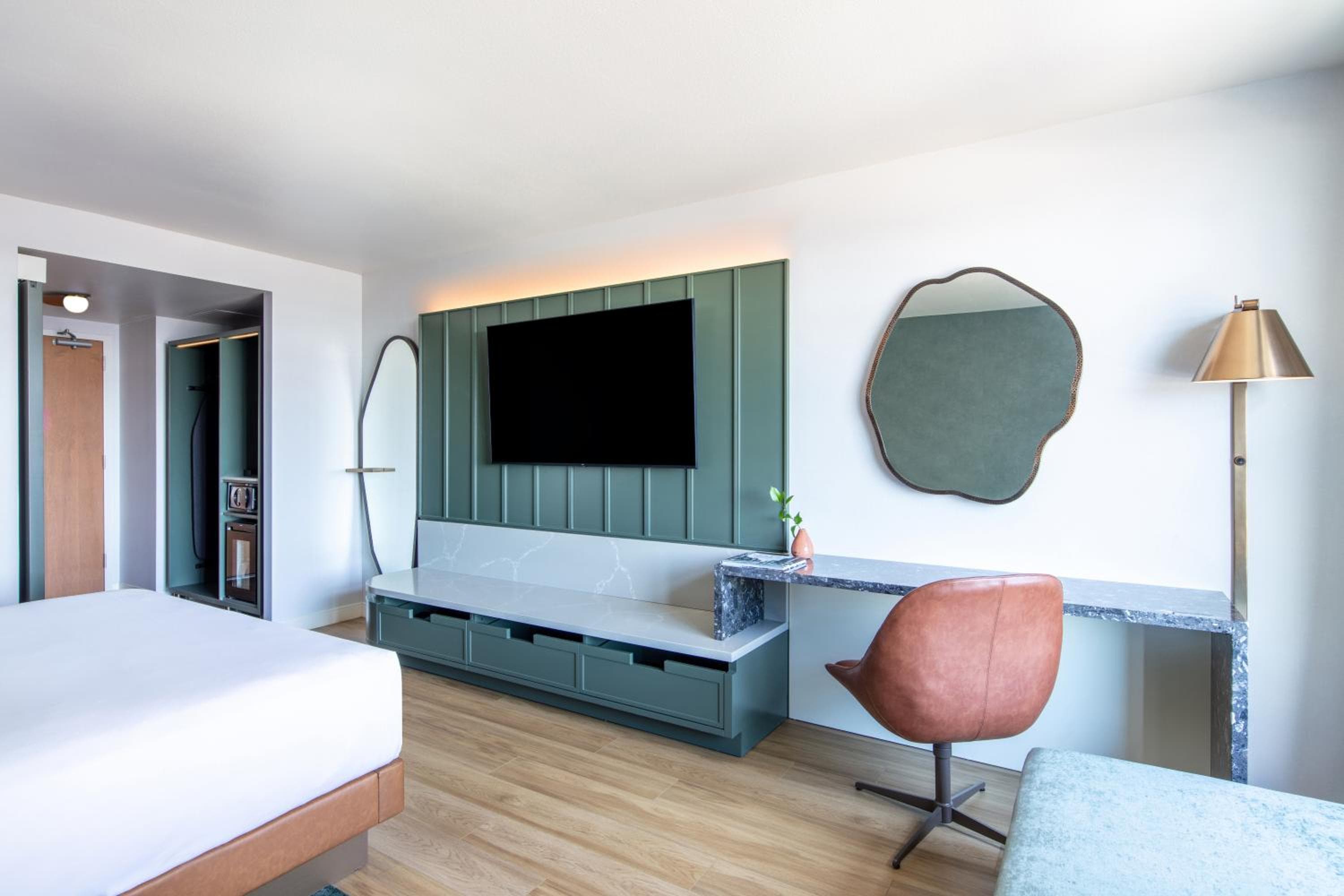 King Room with Bath Tub - Mobility Accessible room photo
