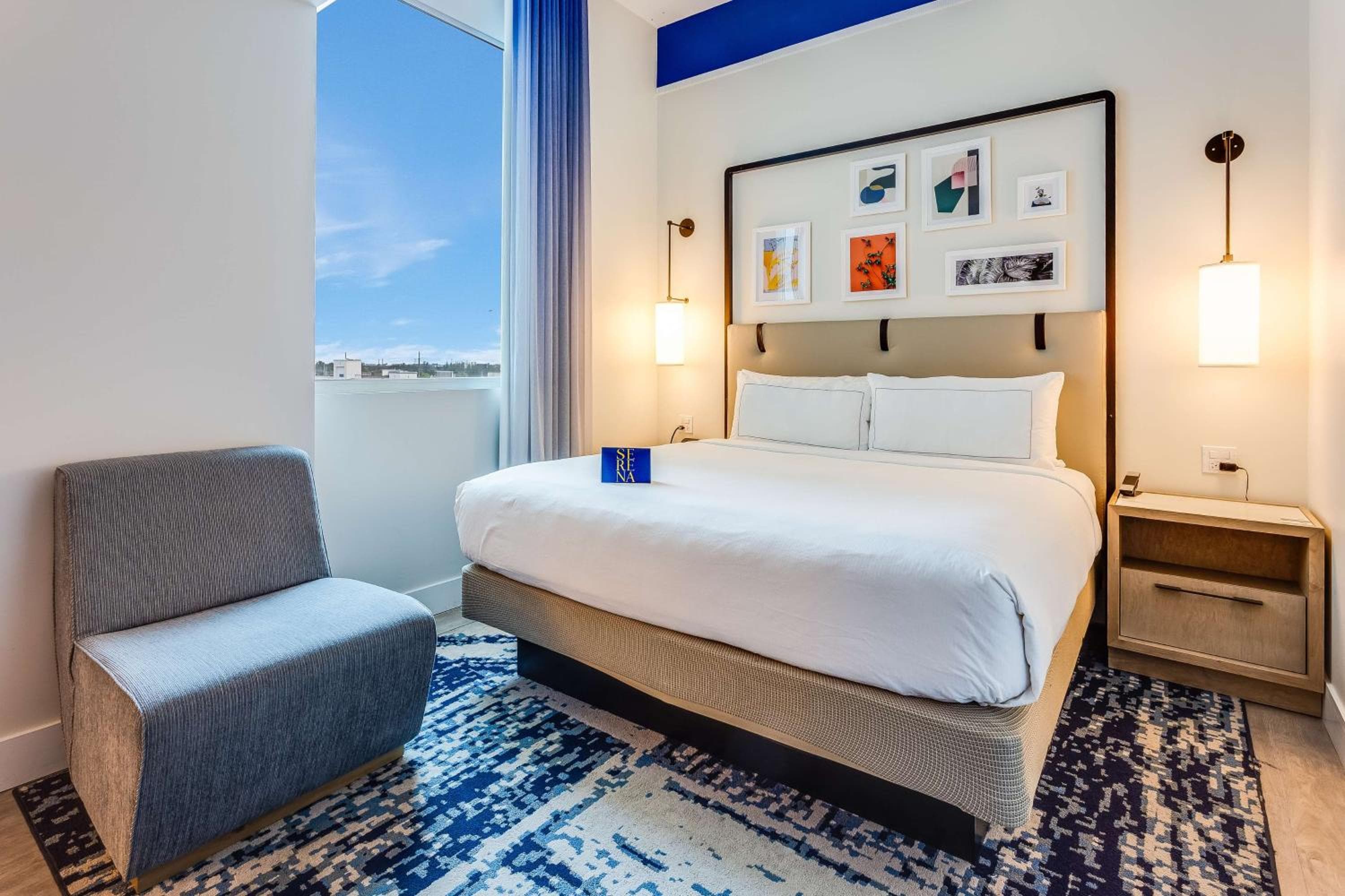 Compact King Room room photo