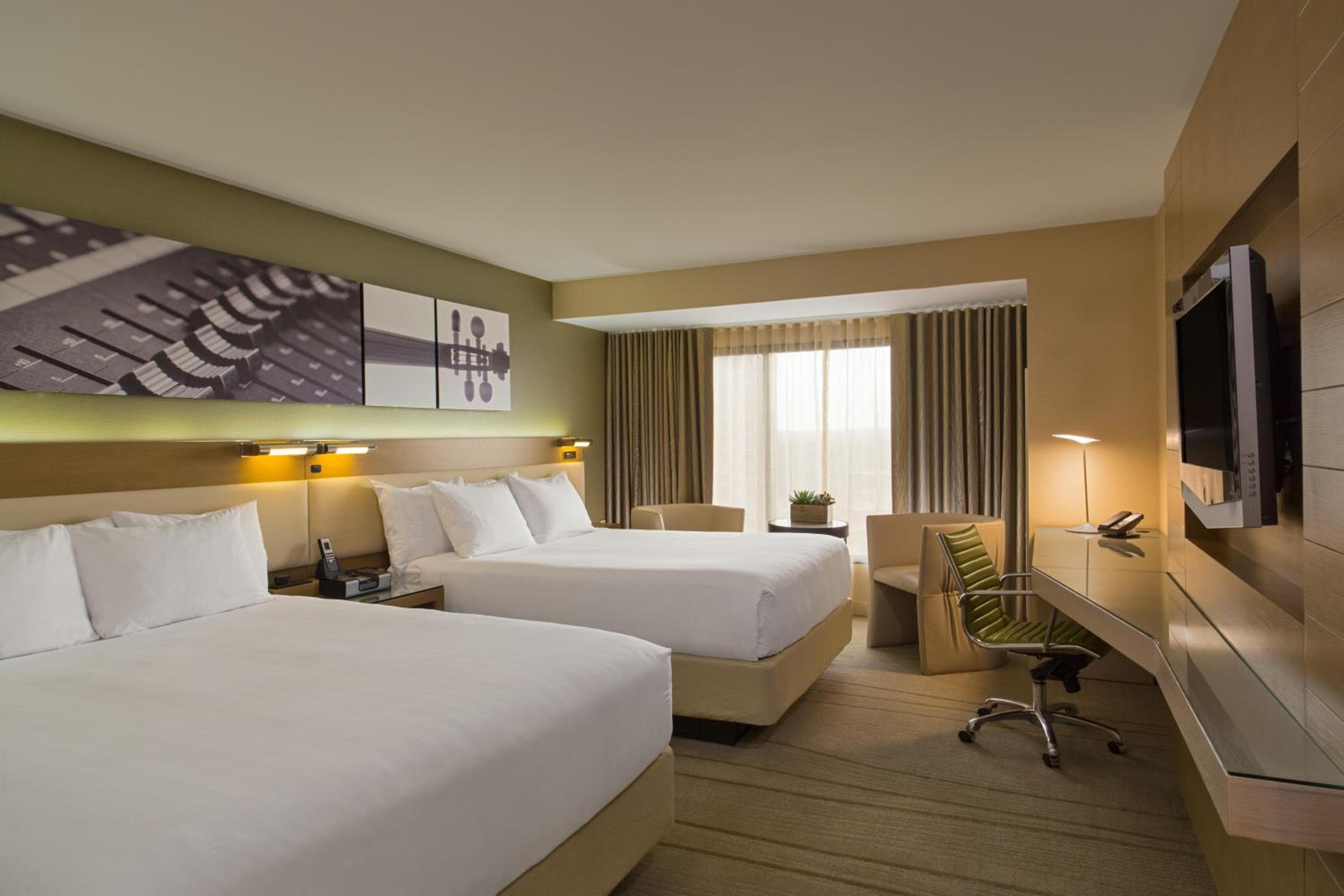 2 Queen Beds Partial Lake View room photo
