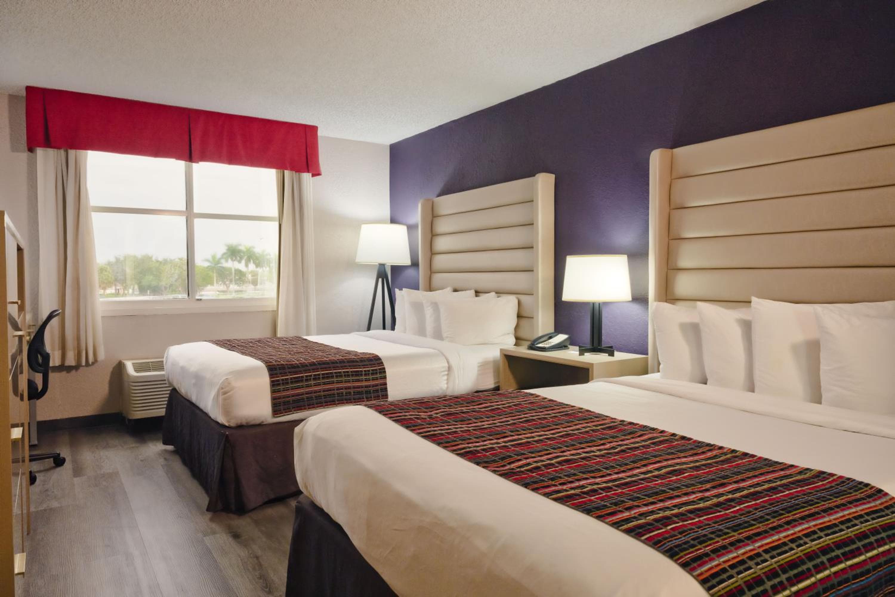 Queen Room with Two Queen Beds and Lake View - Non-Smoking room photo