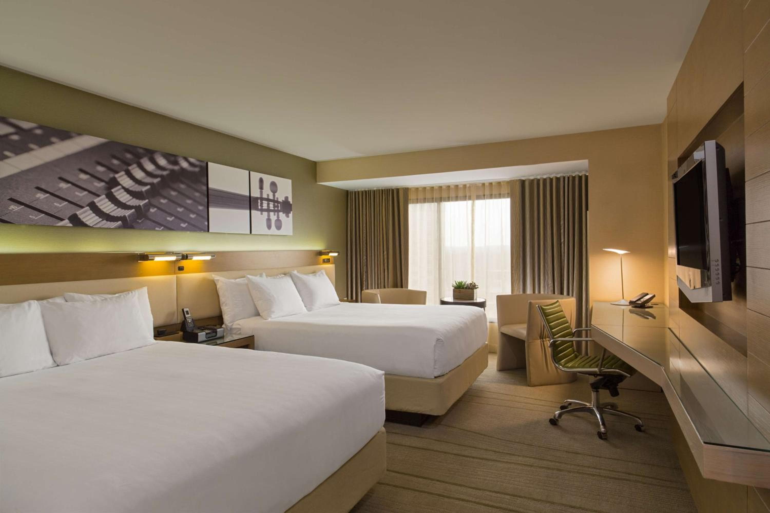 2 Queen Beds room photo