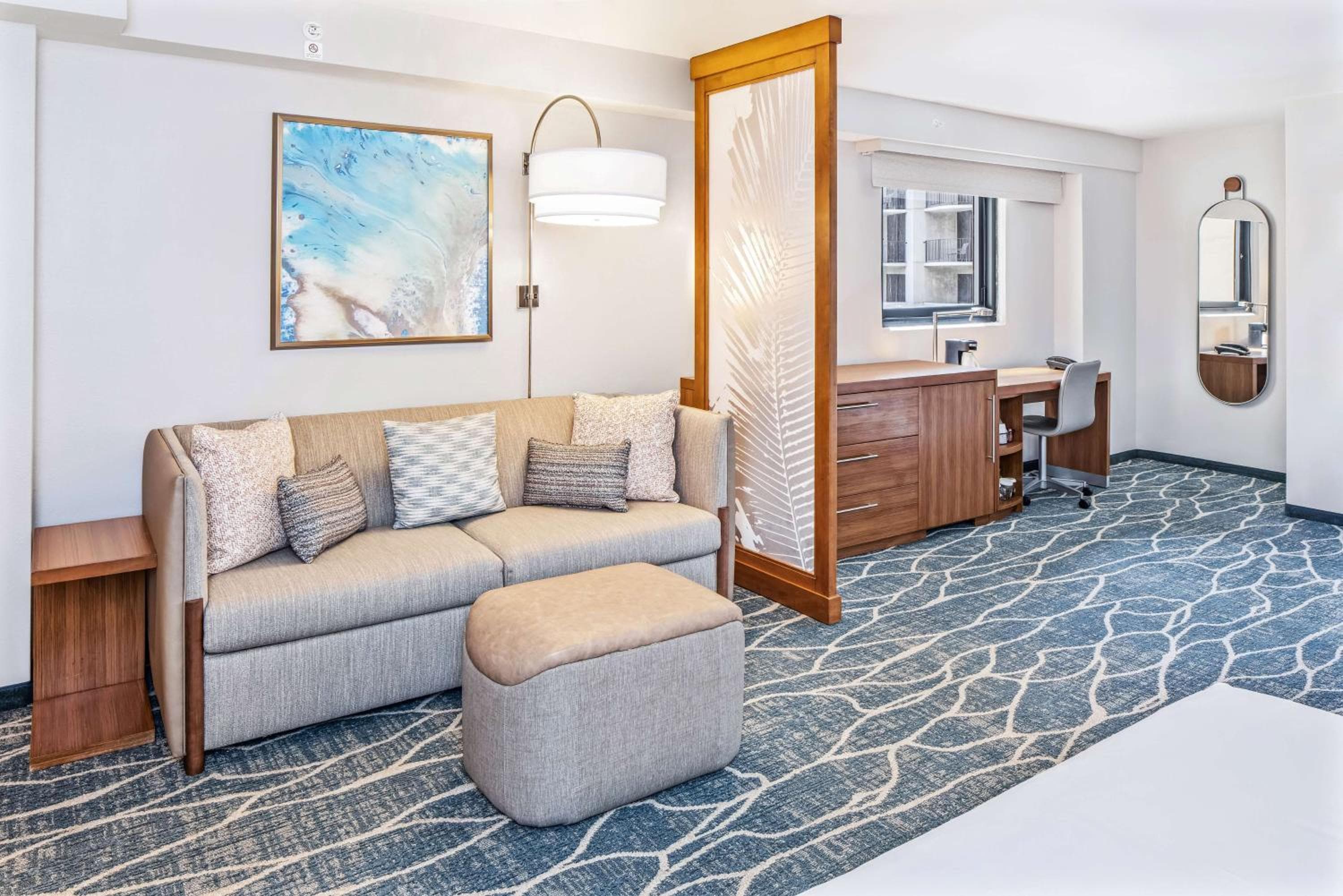 Queen Room with Two Queen Beds with Sofa Bed, City View and Tub - Disability Access room photo
