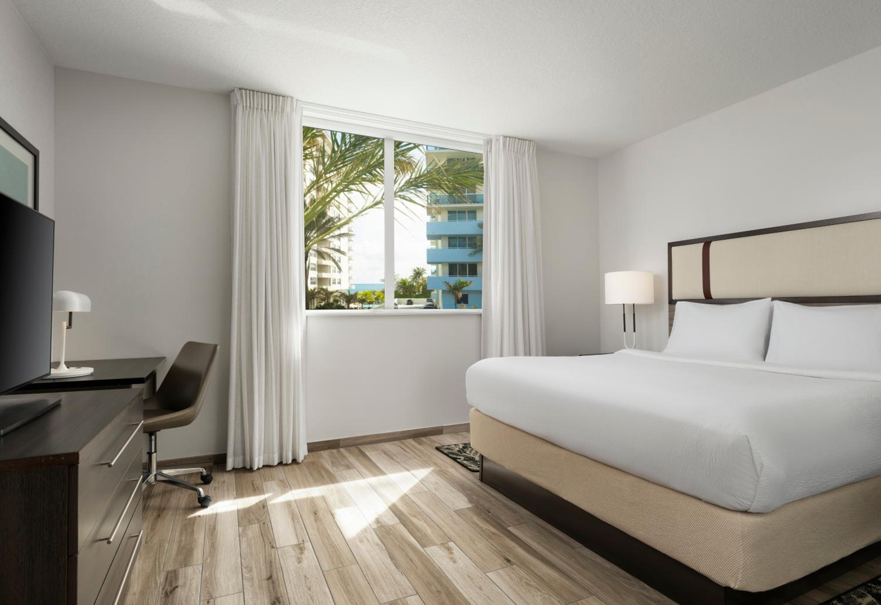 King Suite with Partial Ocean View room photo