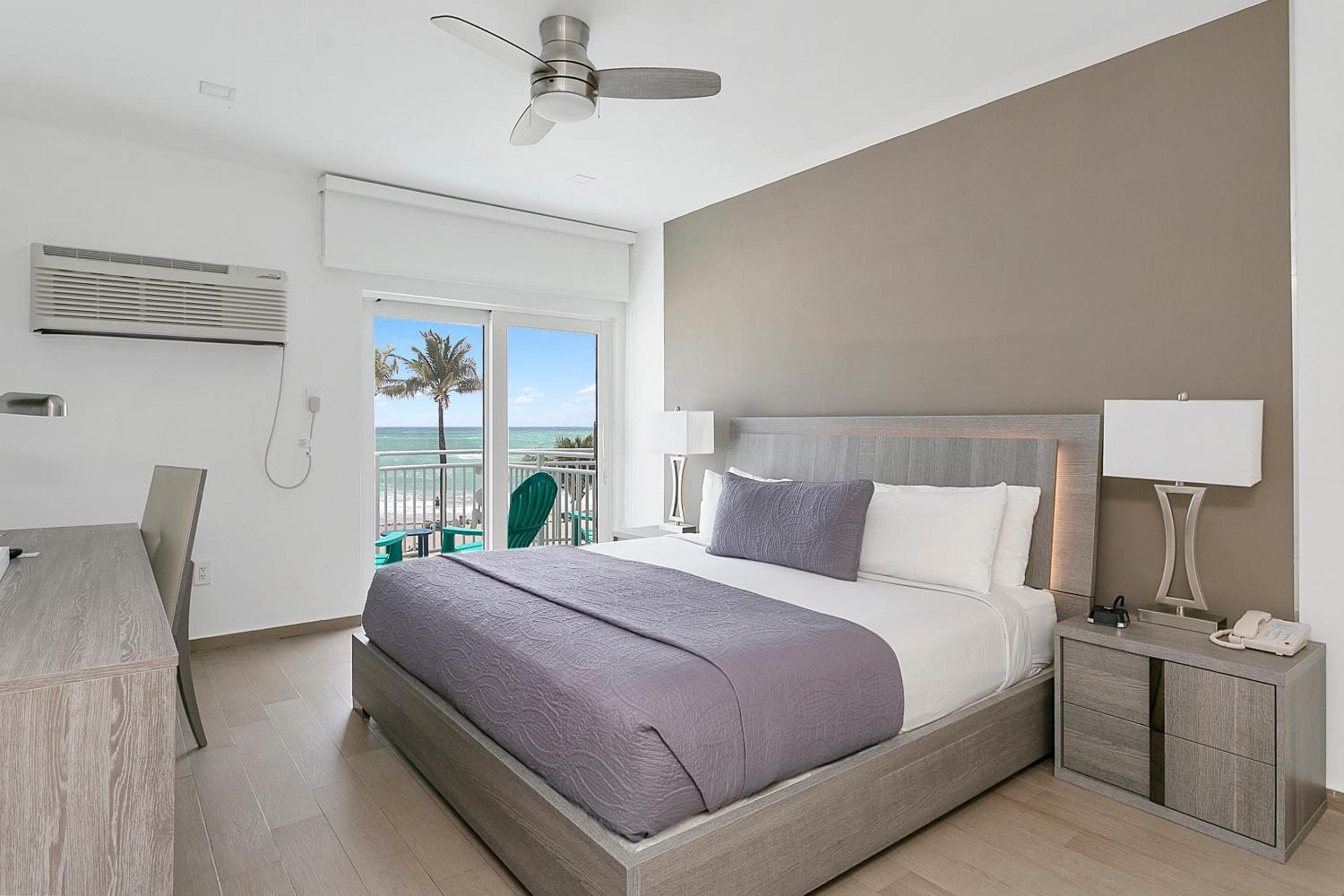 Ocean Front Balcony Room with King Bed room photo