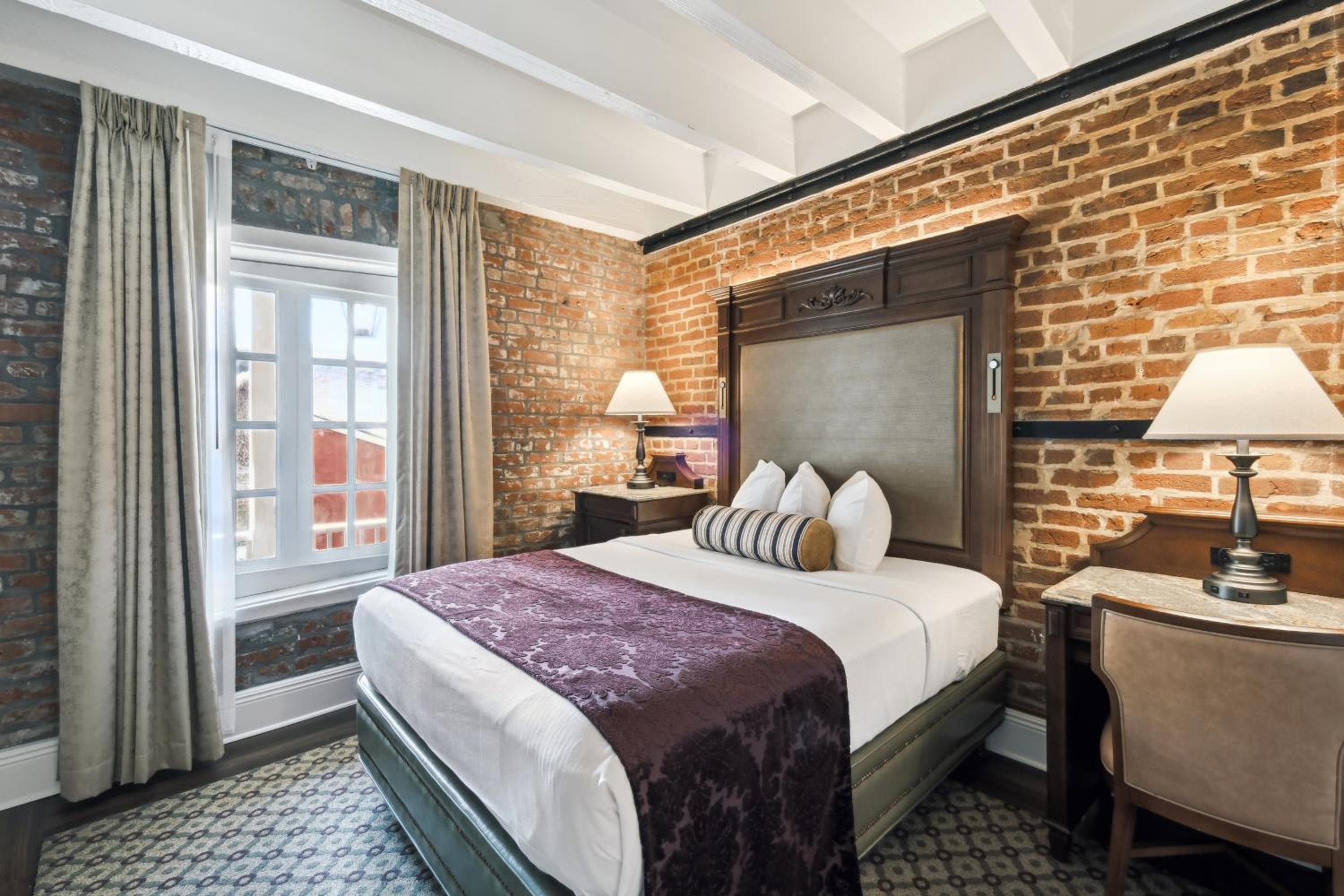 Petite Queen Room room photo