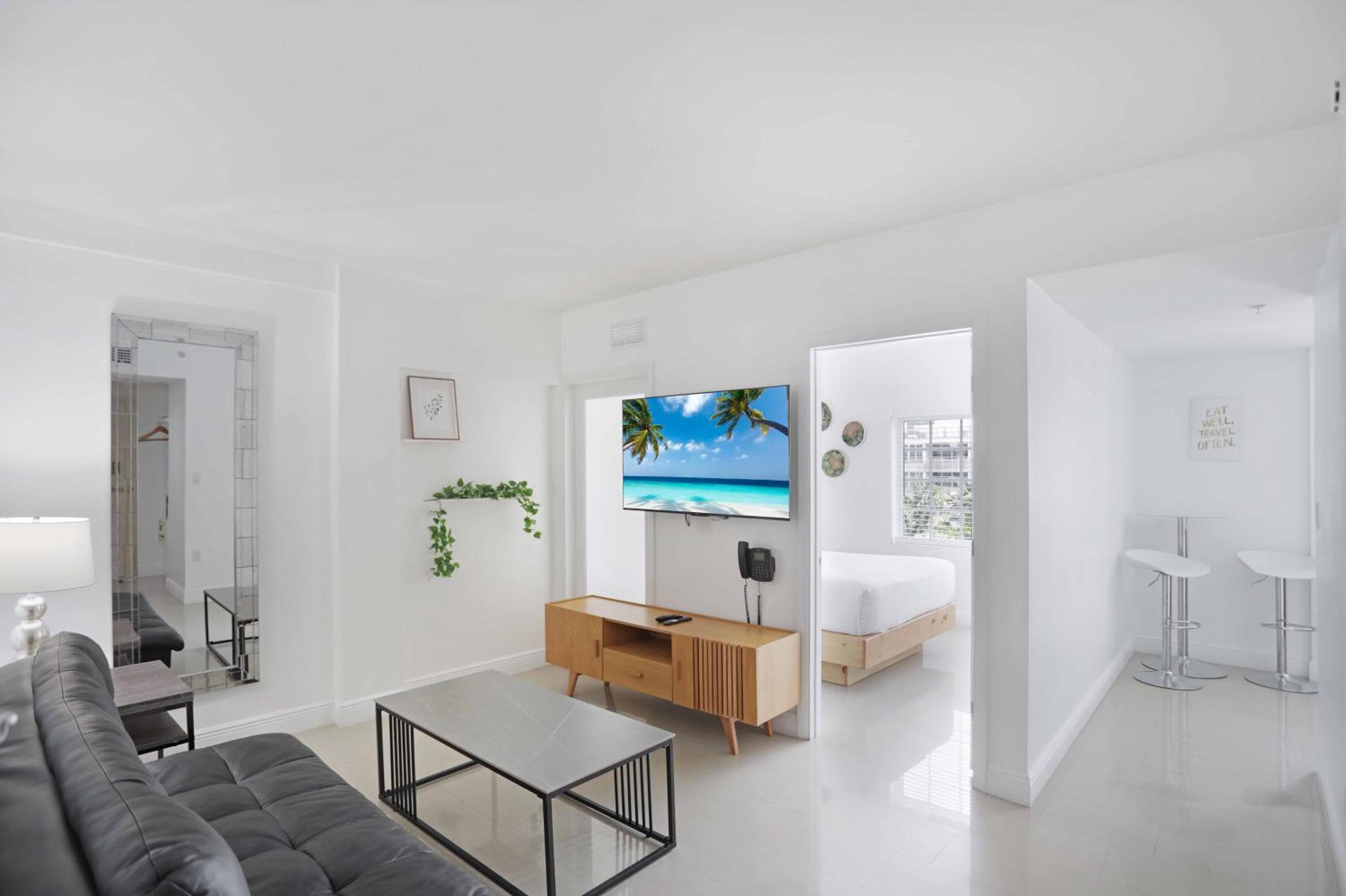 Deluxe One Bedroom Suite with Kitchen room photo