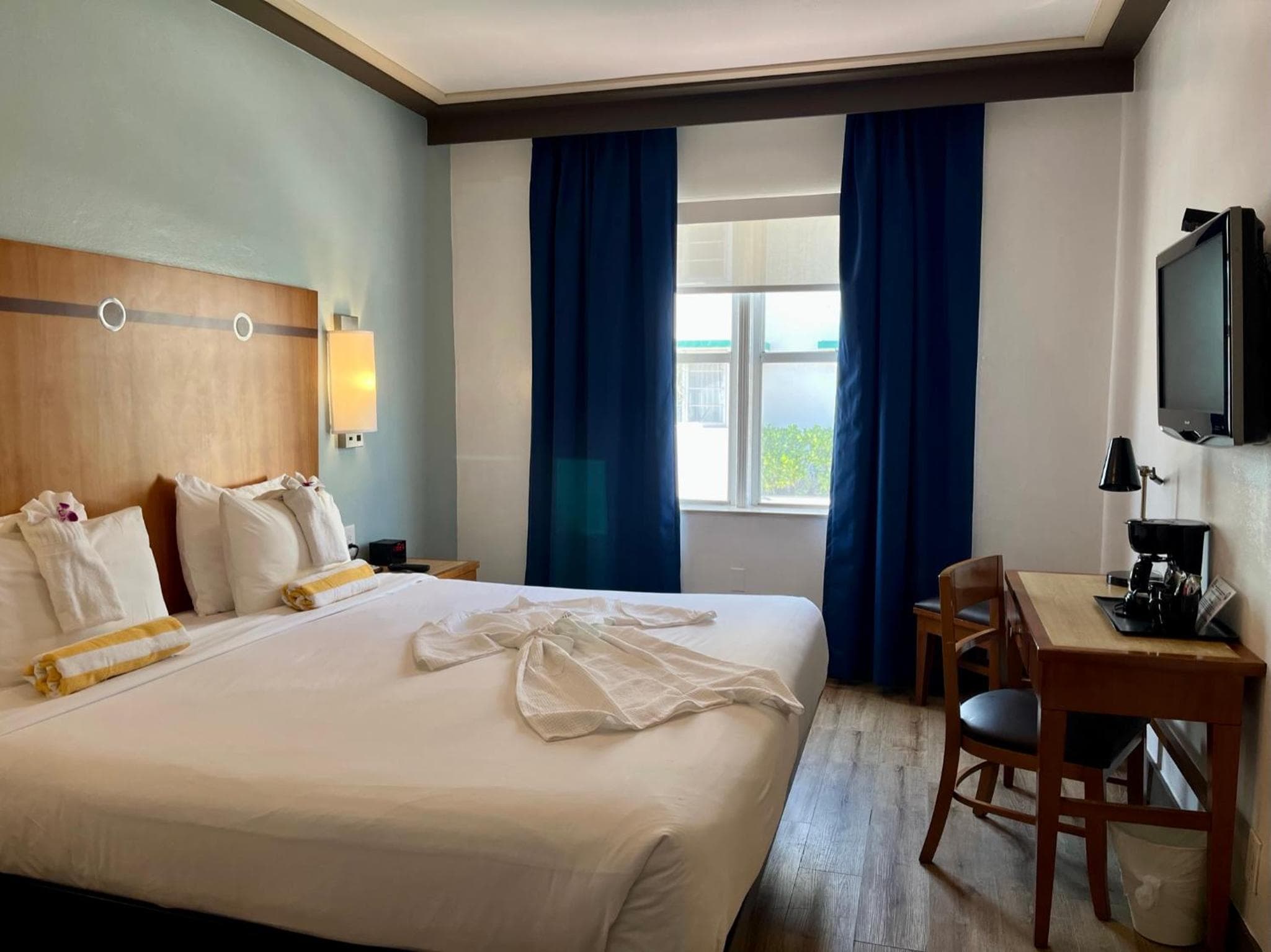 Queen Room with Partial Ocean View, Non-Smoking room photo