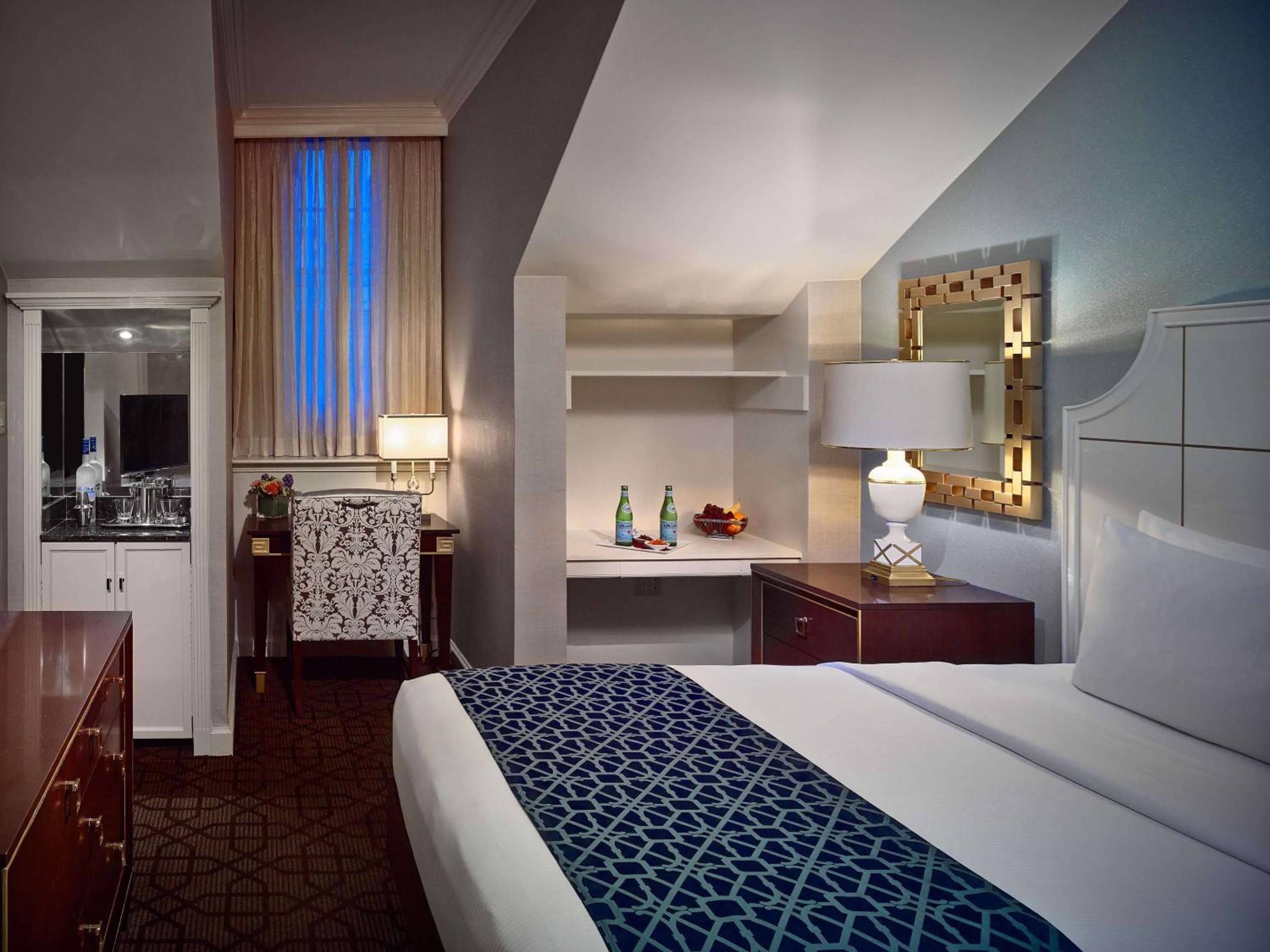Deluxe King Mobility Accessible Tub room photo