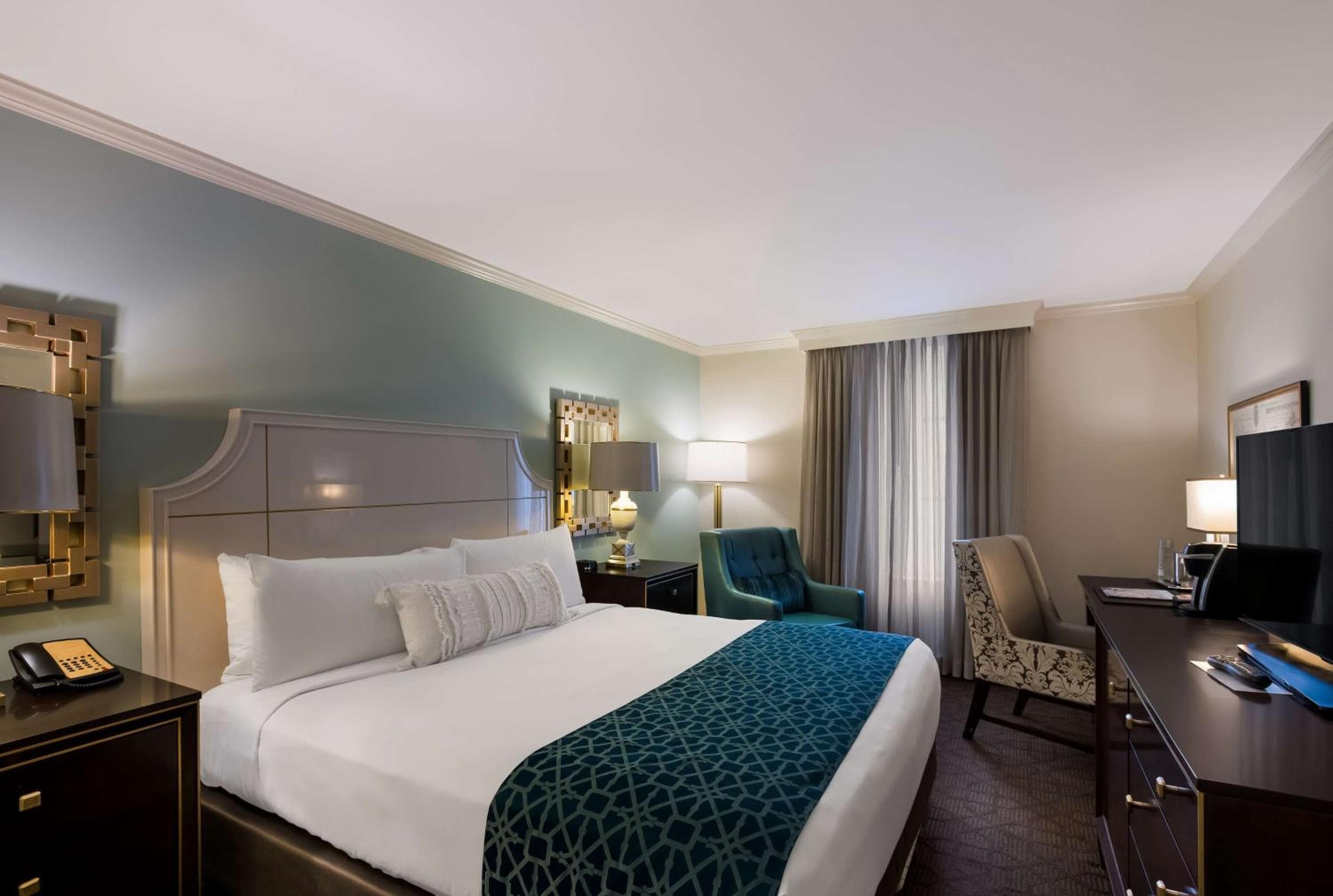 Deluxe - King - Hearing Accessible room photo