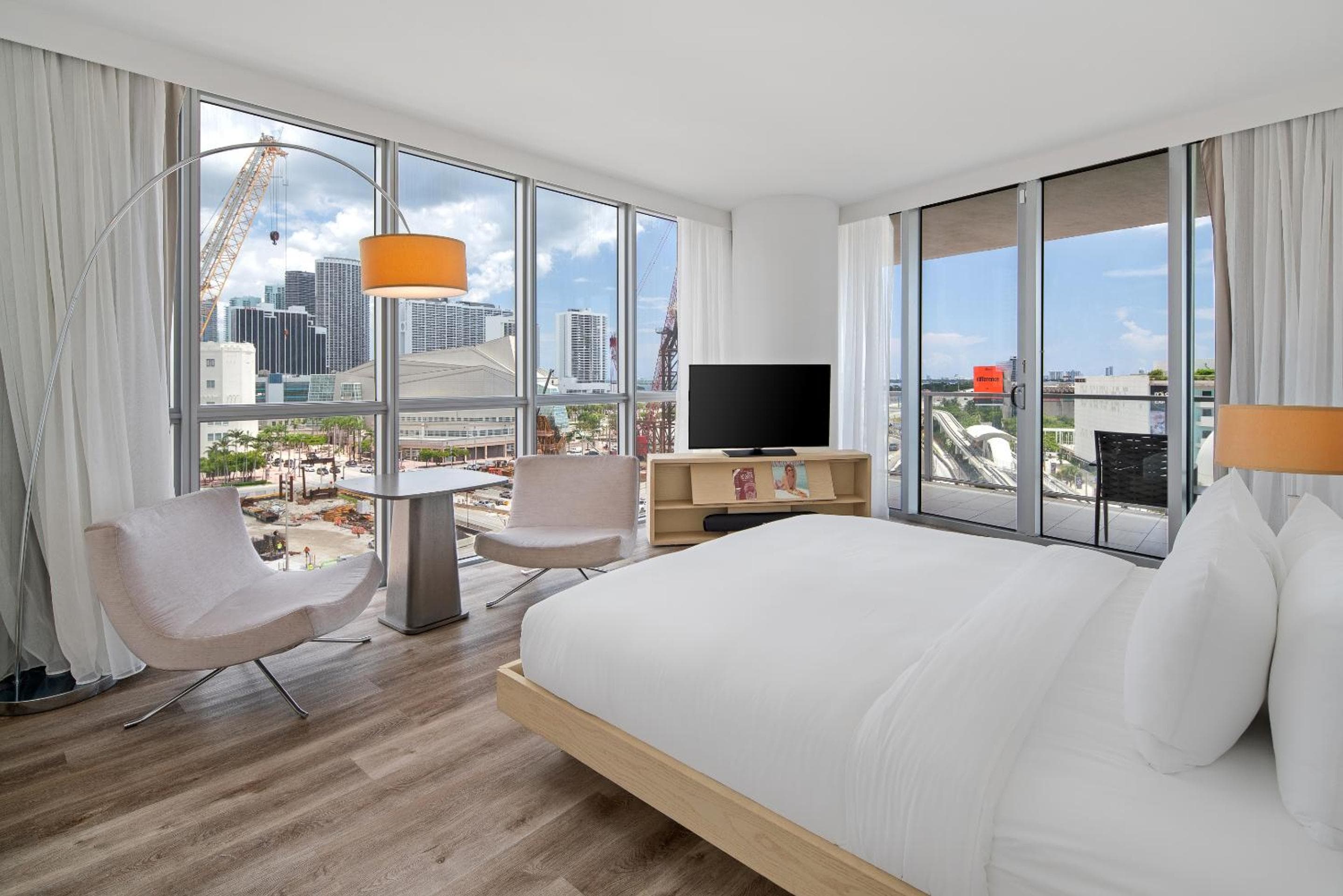 Corner Bay View Jr Suite King with Balcony room photo
