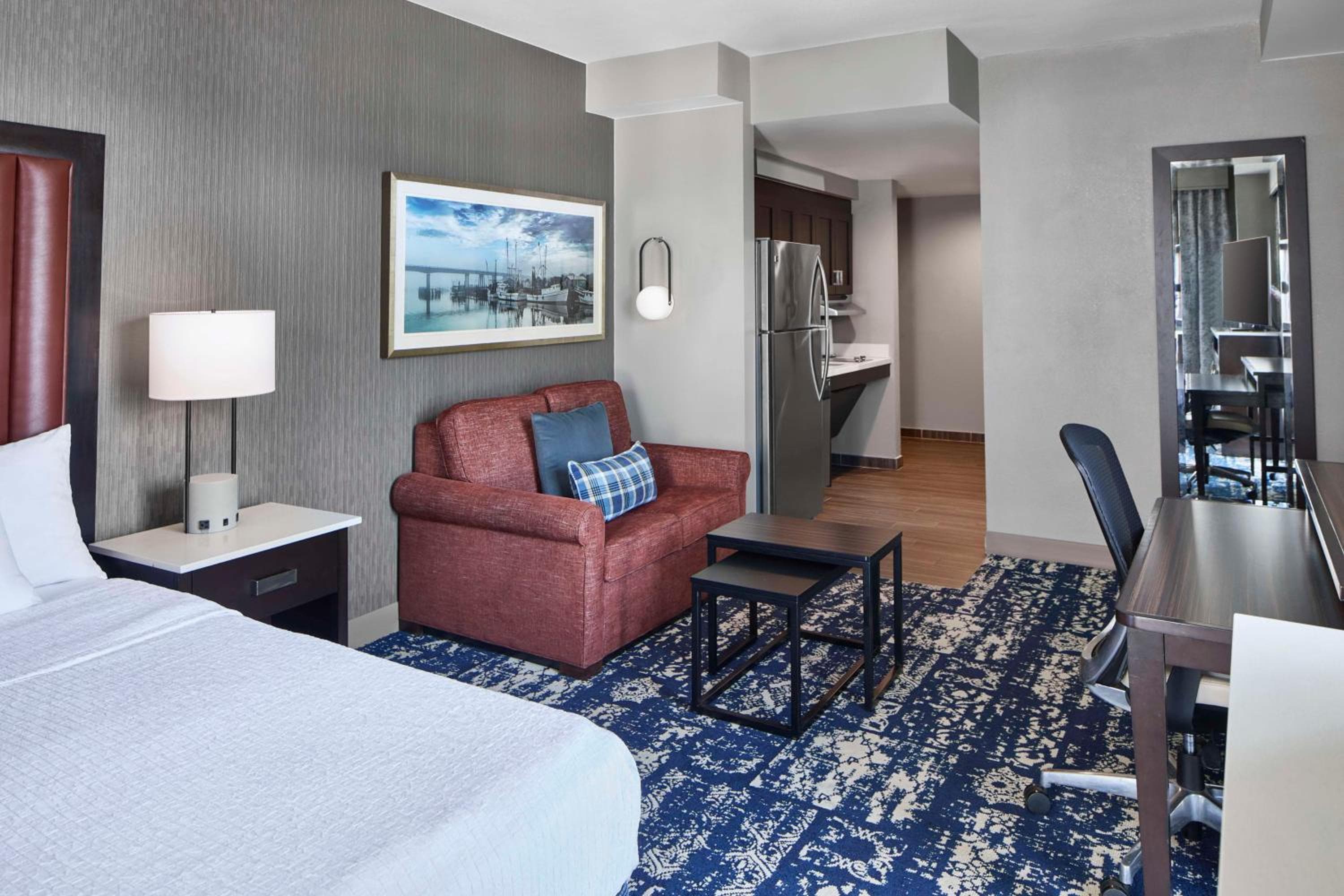 Queen Studio with City View - Mobility Accessible room photo