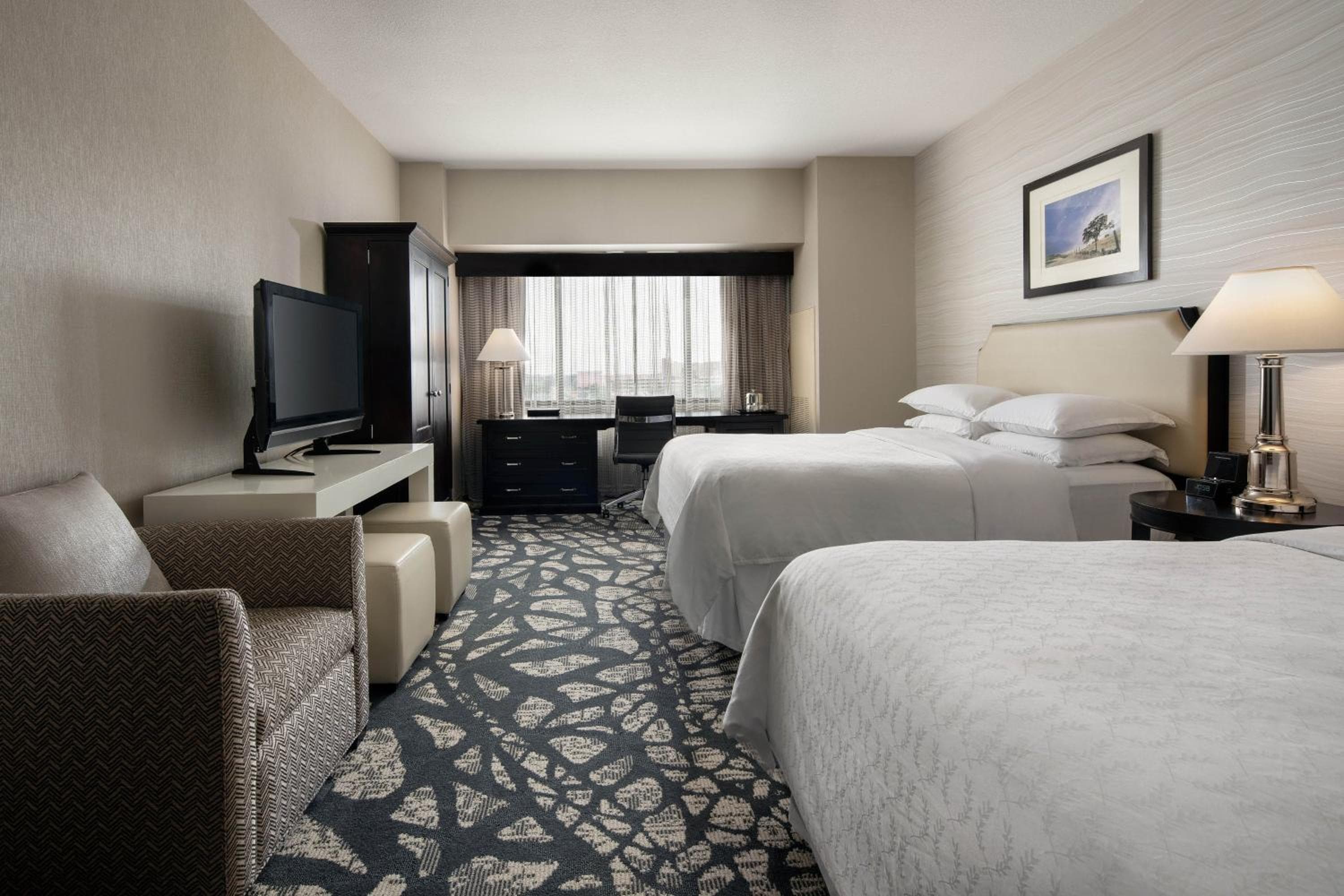 Queen Room with Two Queen Beds and Adapted Tub - Mobility and Hearing Accessible room photo
