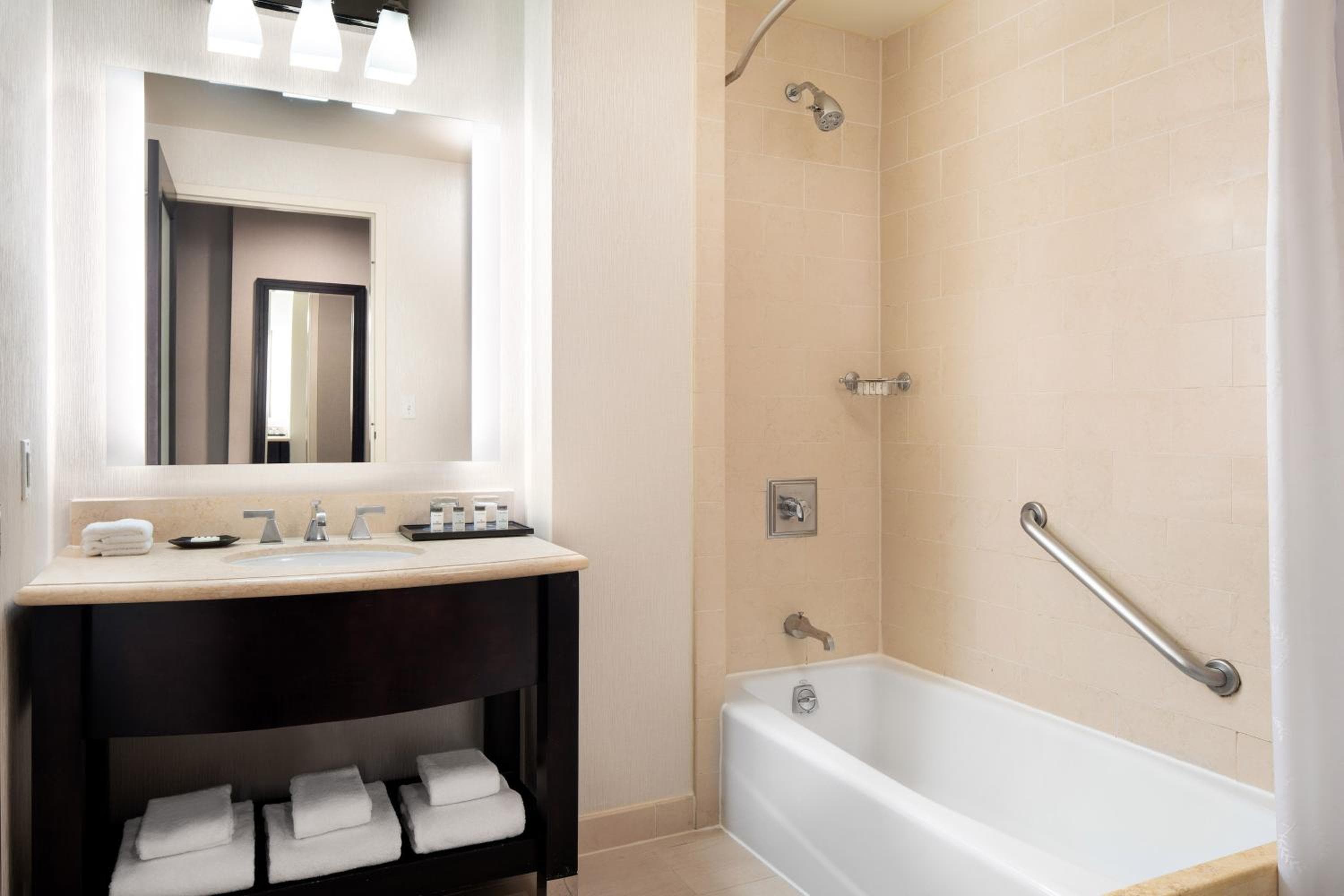 King Room with Roll-In Shower - MainBuilding/Mobility/Hearing Accessible room photo