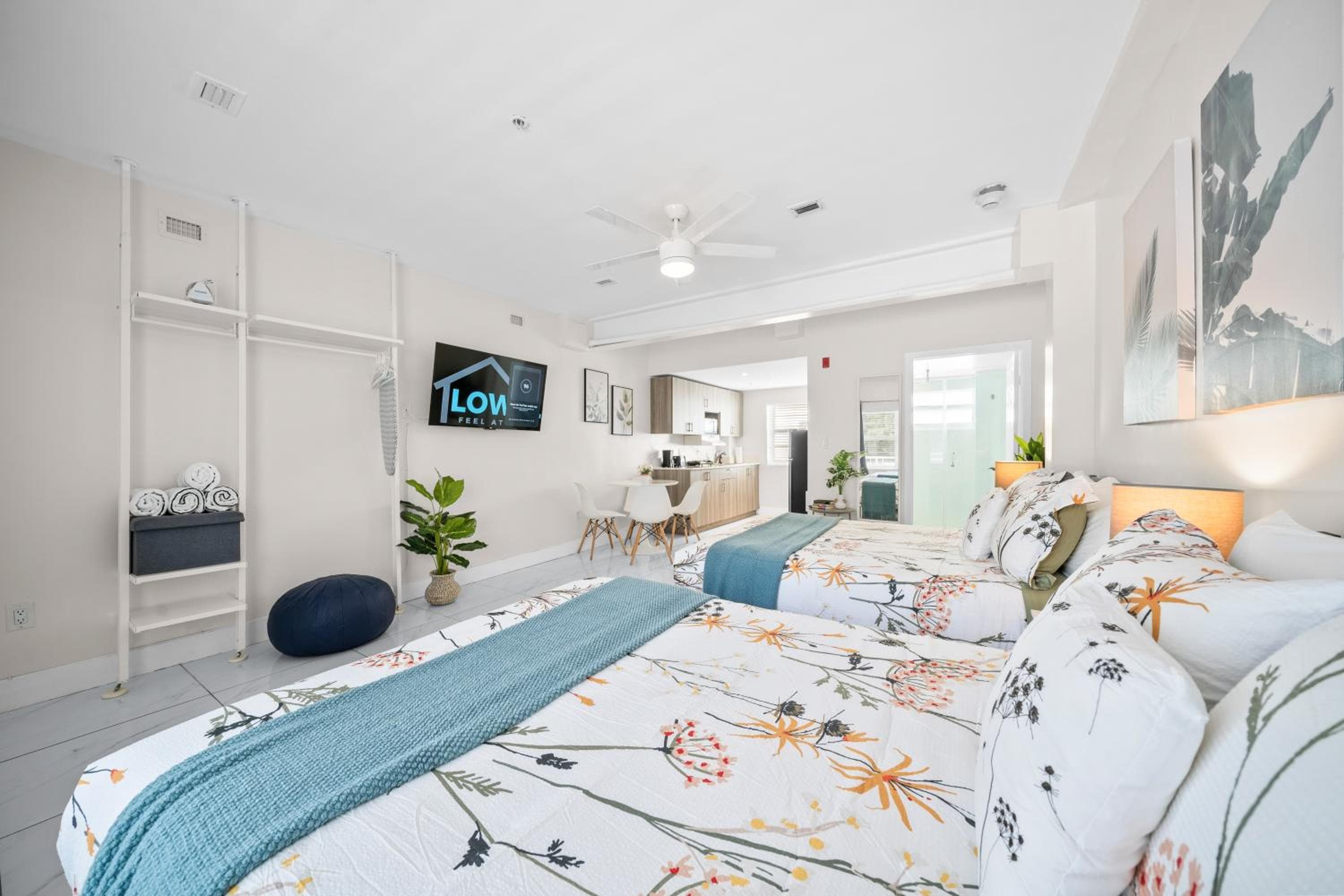Premium Two Double Beds Studio with Kitchen room photo
