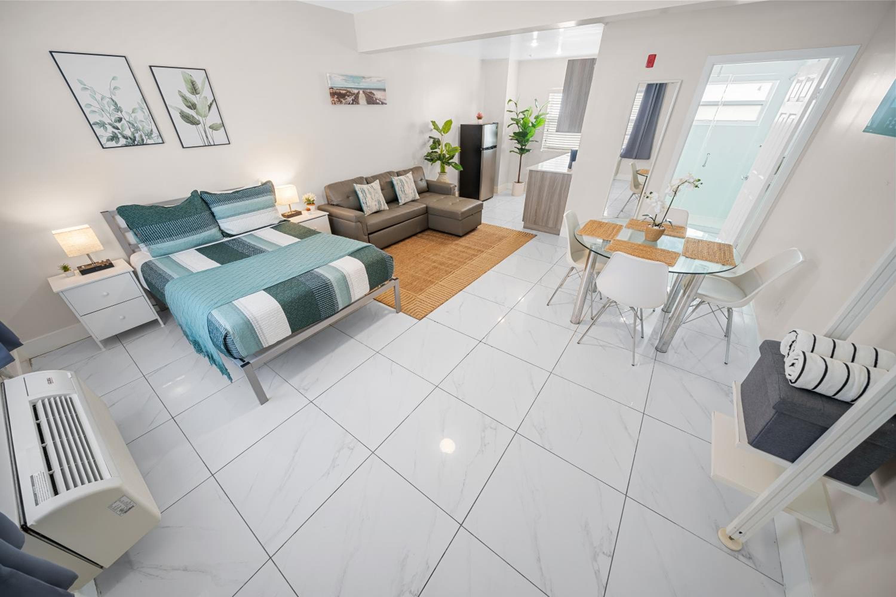 Superior Queen Studio with Kitchen and Sofa Bed room photo