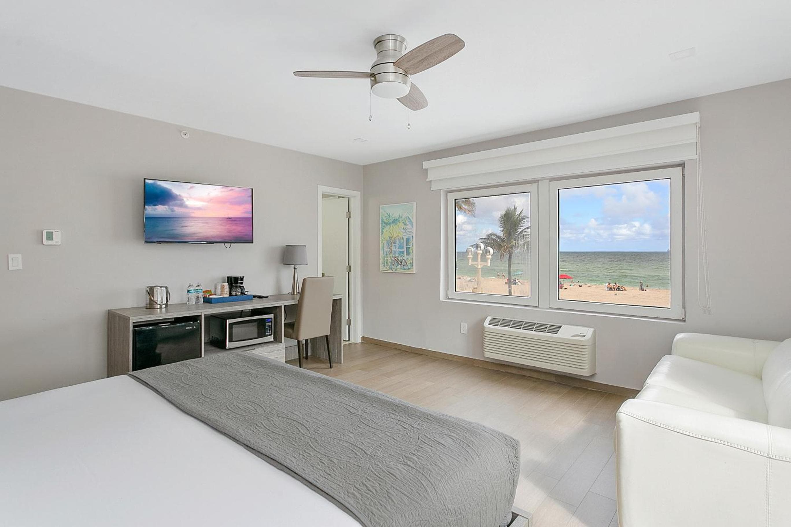 Ocean Front Deluxe Room with King Bed room photo