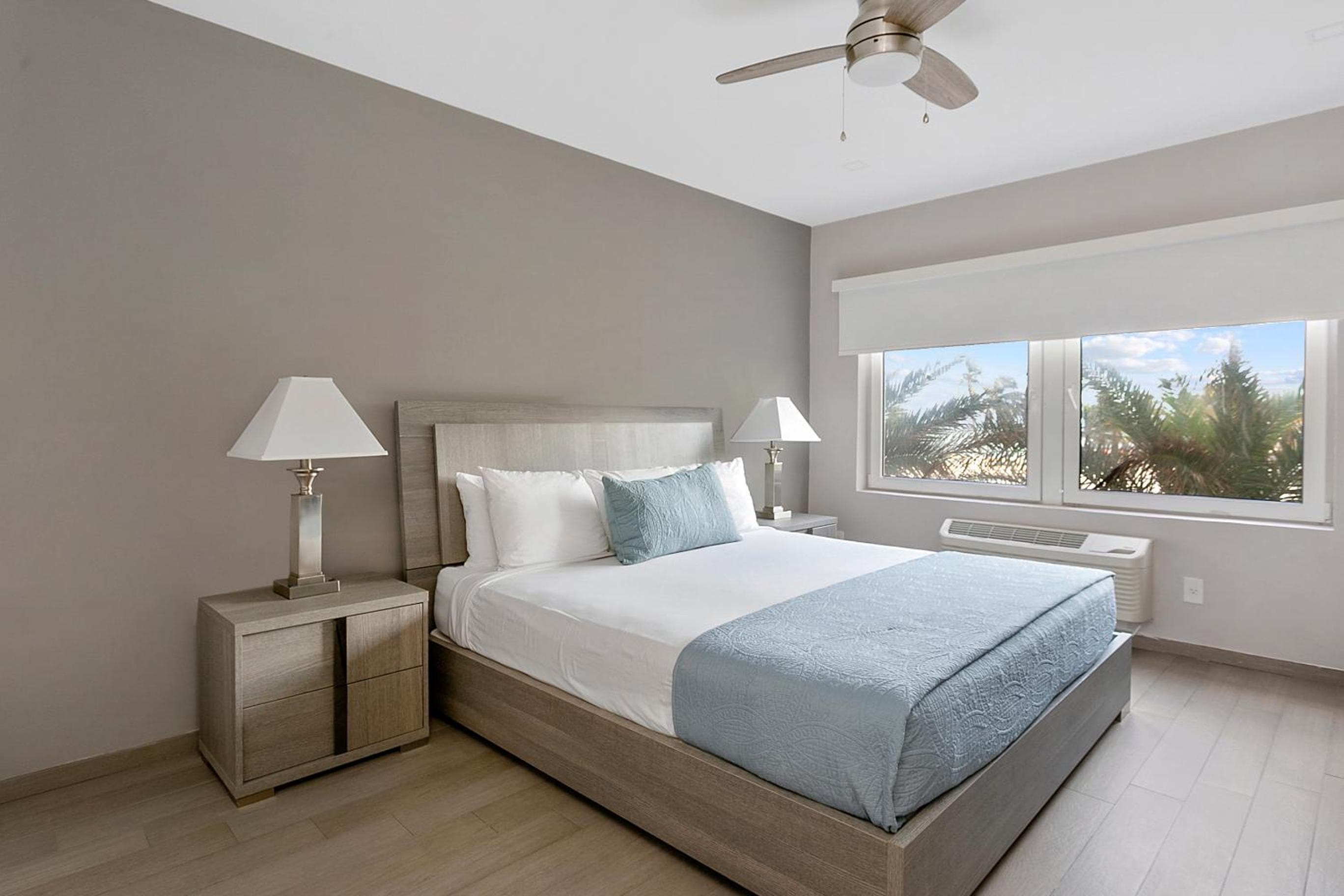 Partial Ocean View Room with King Bed room photo