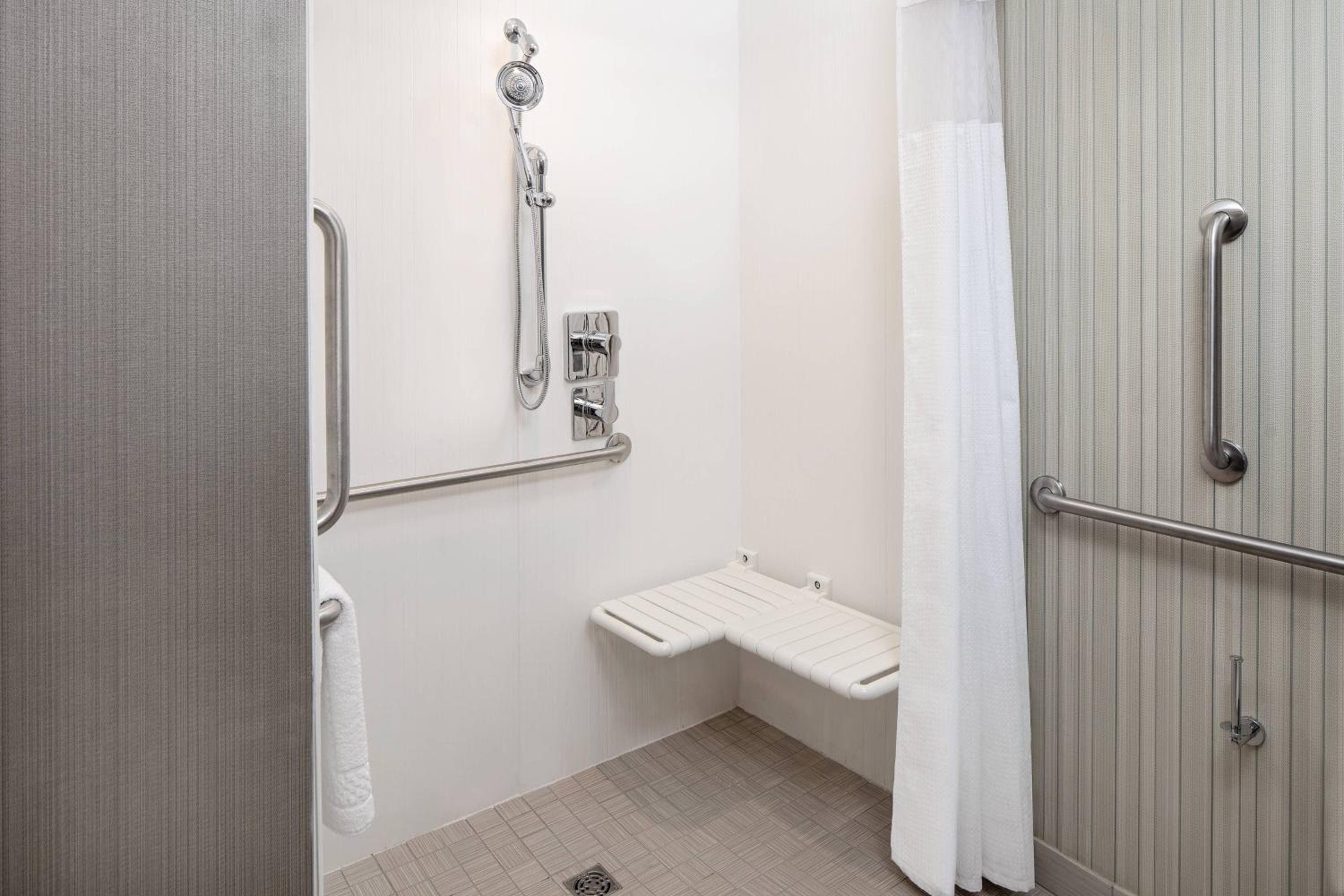 King Room with Sofa Bed - Hearing Accessible room photo