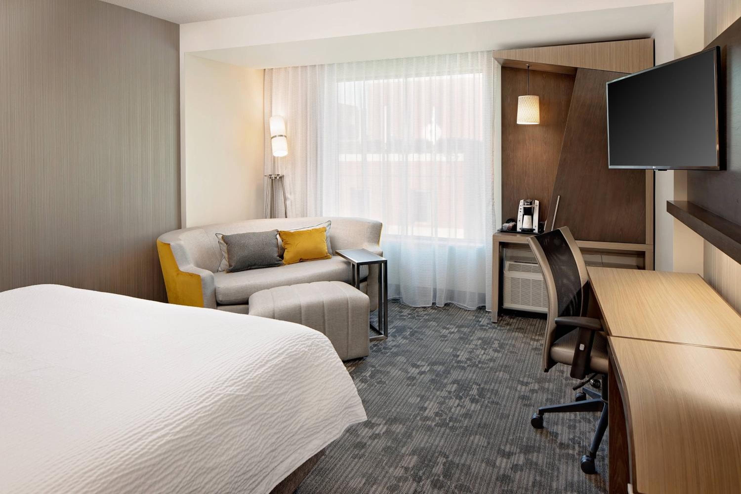 King Room with Roll-In Shower - Mobility Accessible room photo