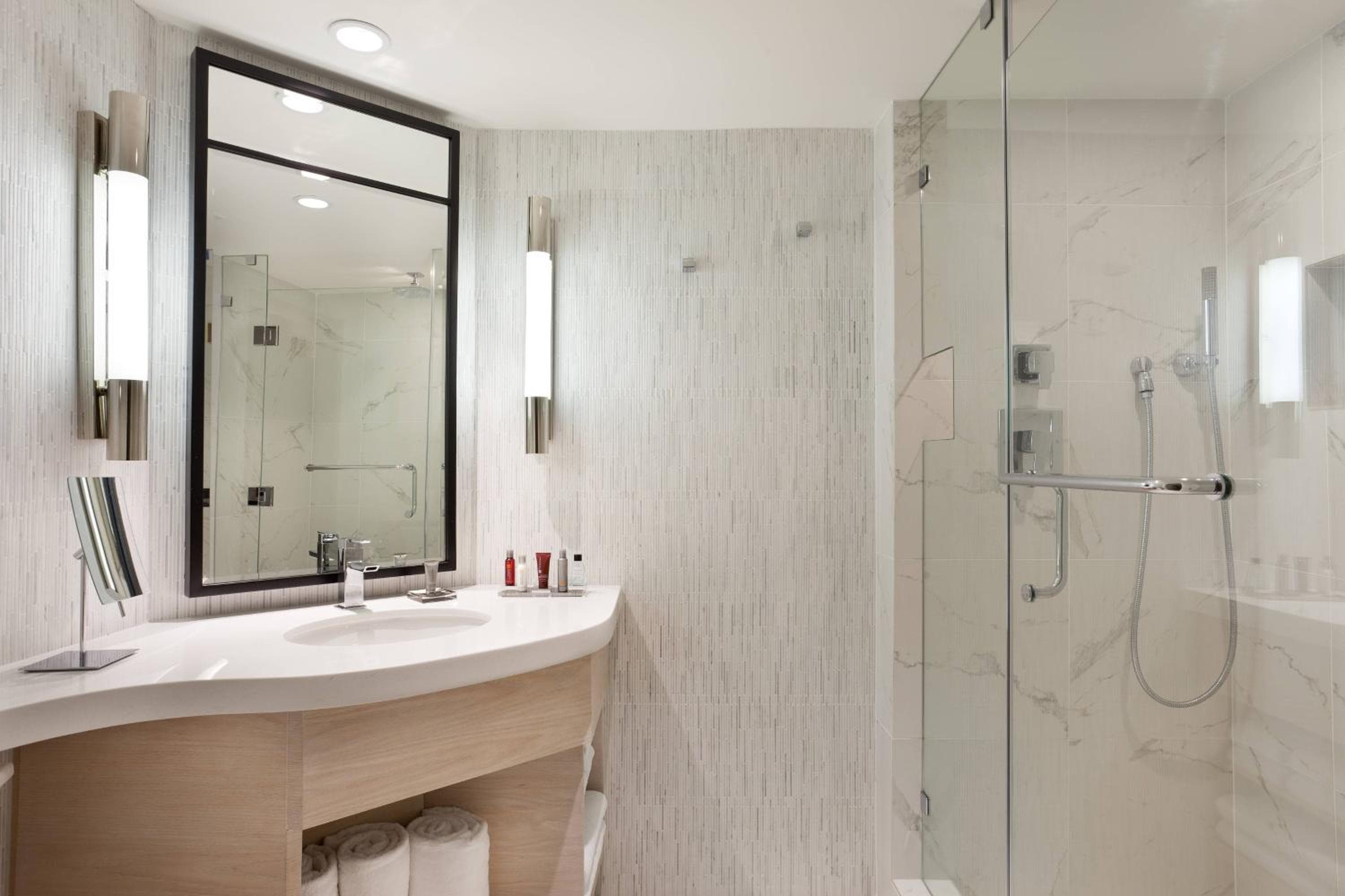 King Room with Roll-In Shower - Mobility Accessible room photo