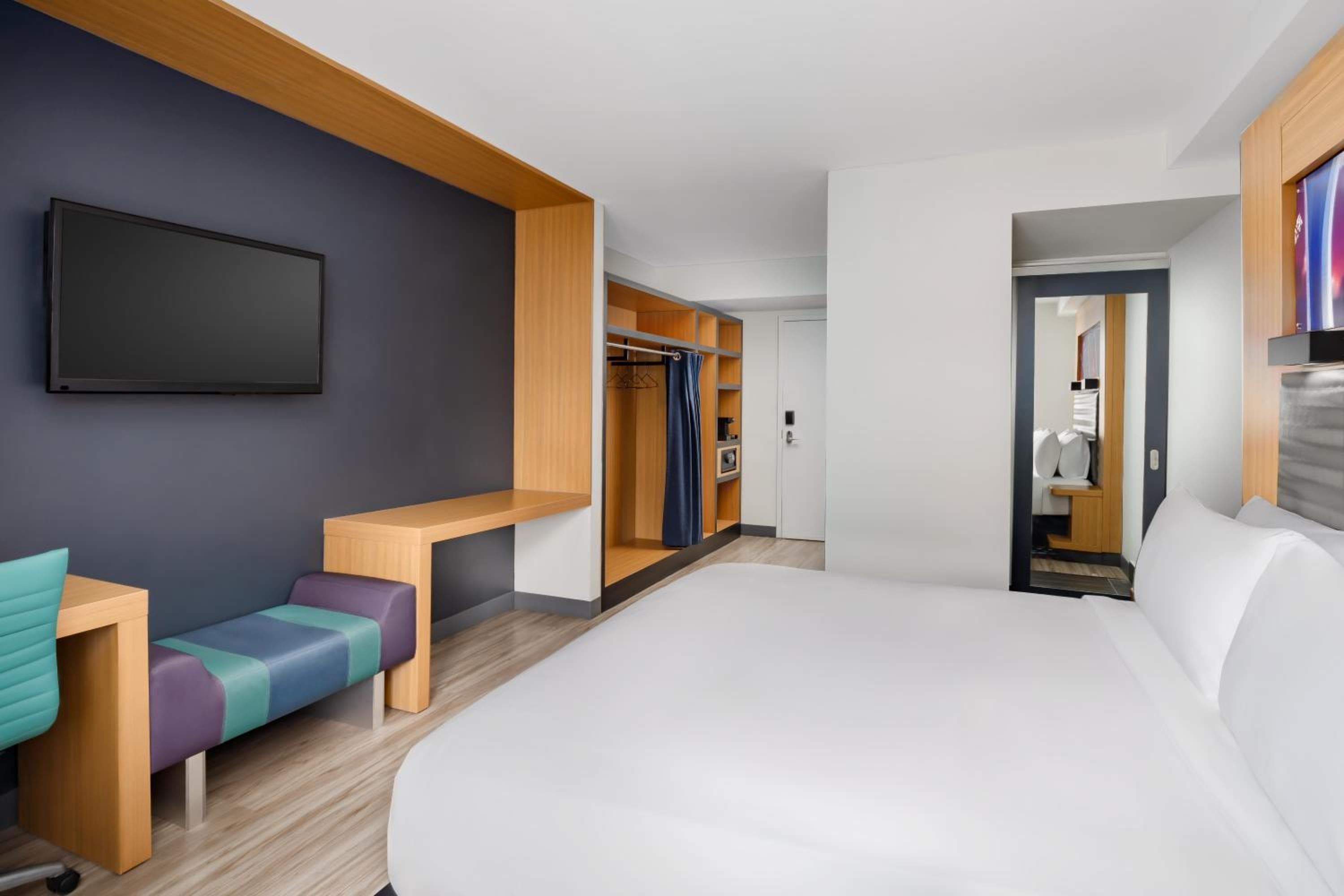 Guest room, 1 King, City view, High floor room photo