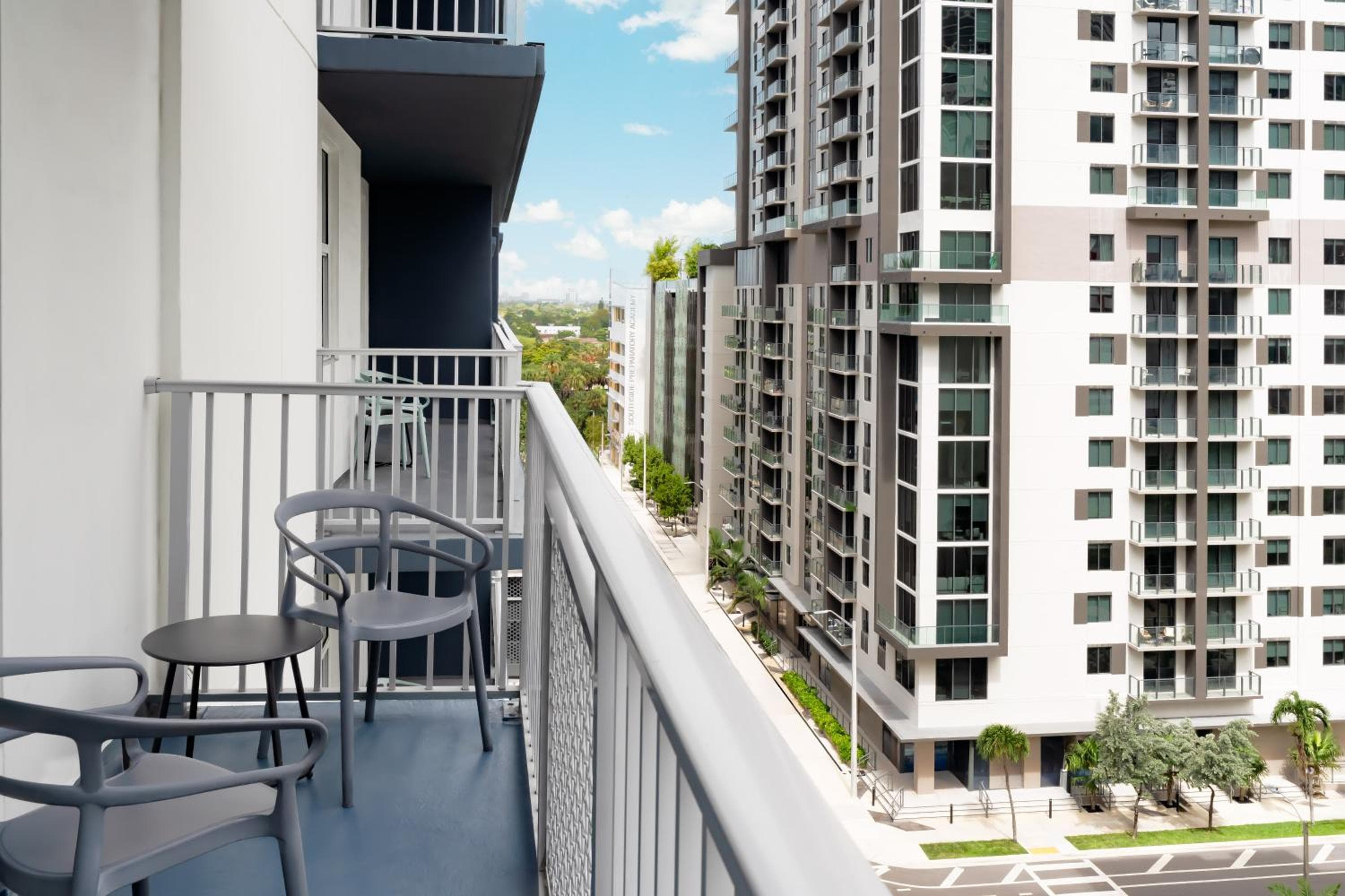 Guest room, 1 King, City view, High floor, Balcony room photo
