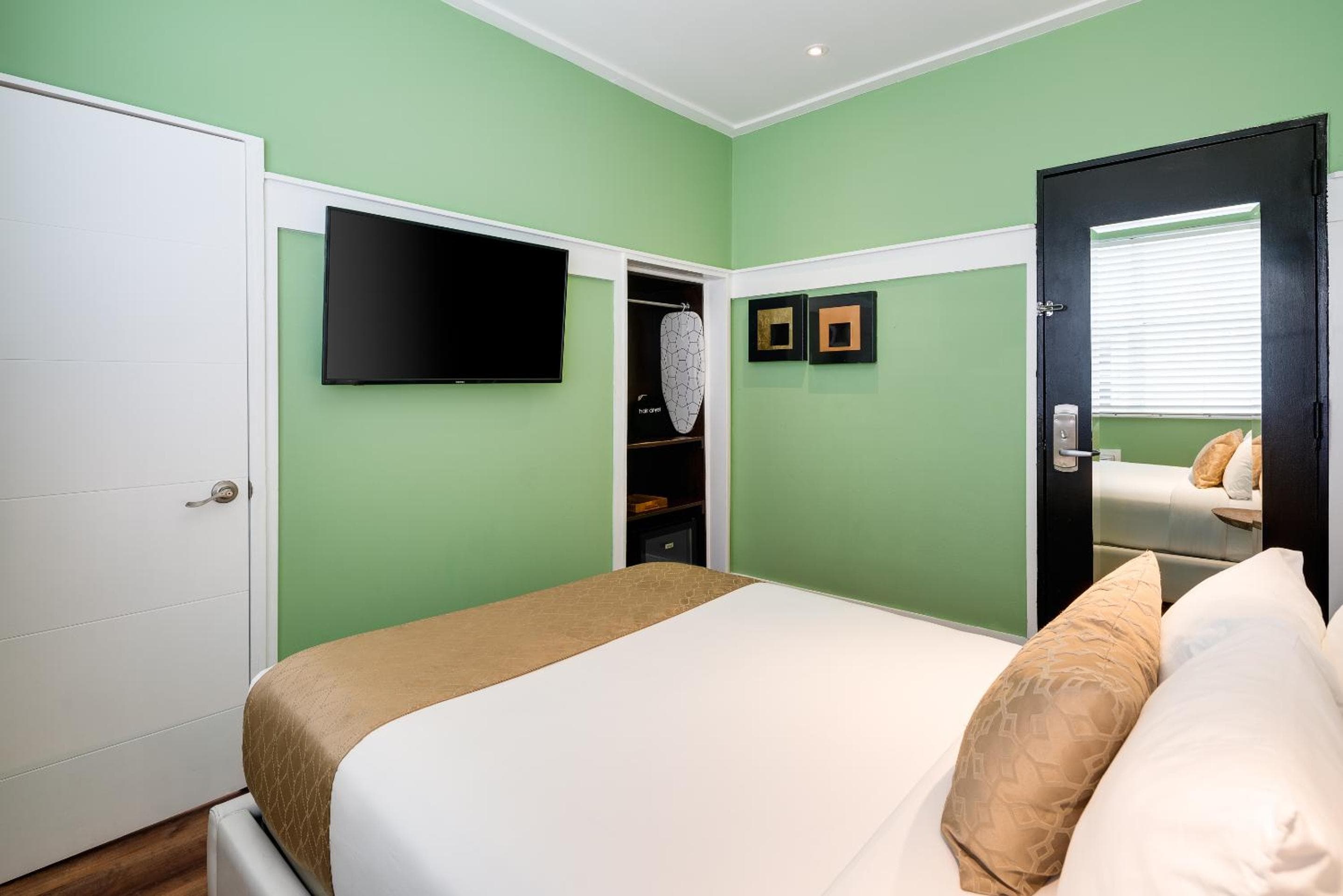 Queen Bedroom room photo