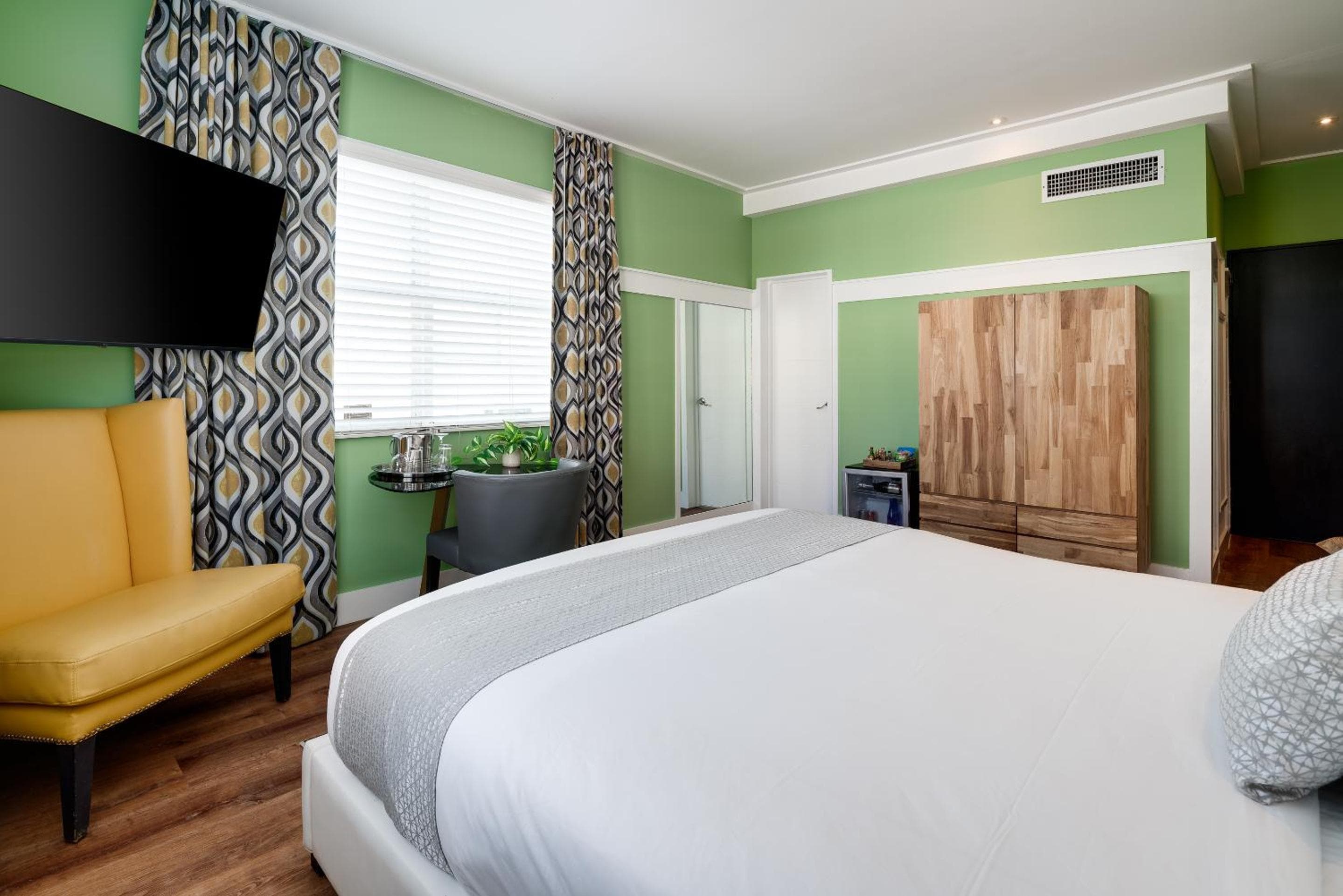 King Bedroom Pool View room photo