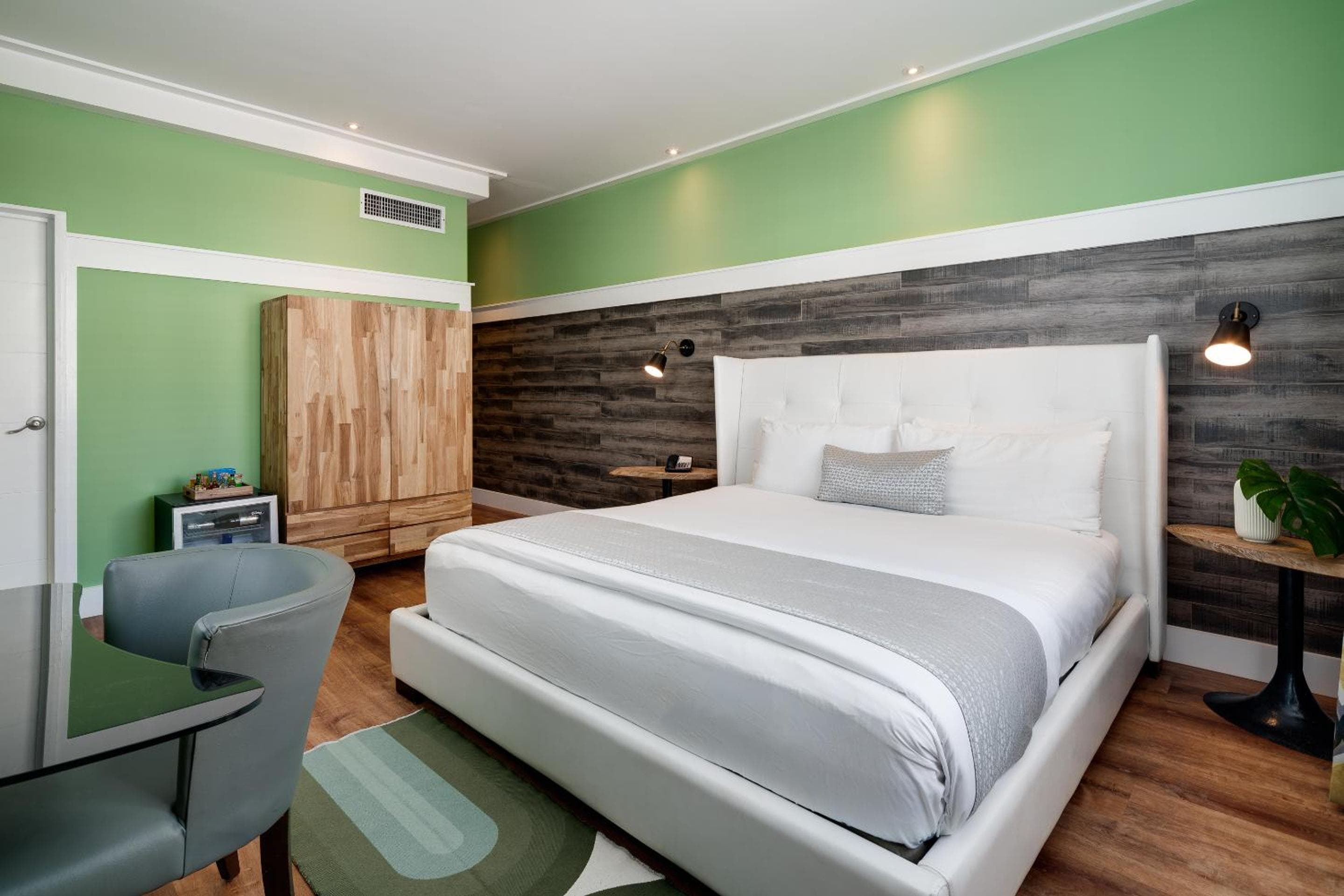 King Bedroom Pool View room photo