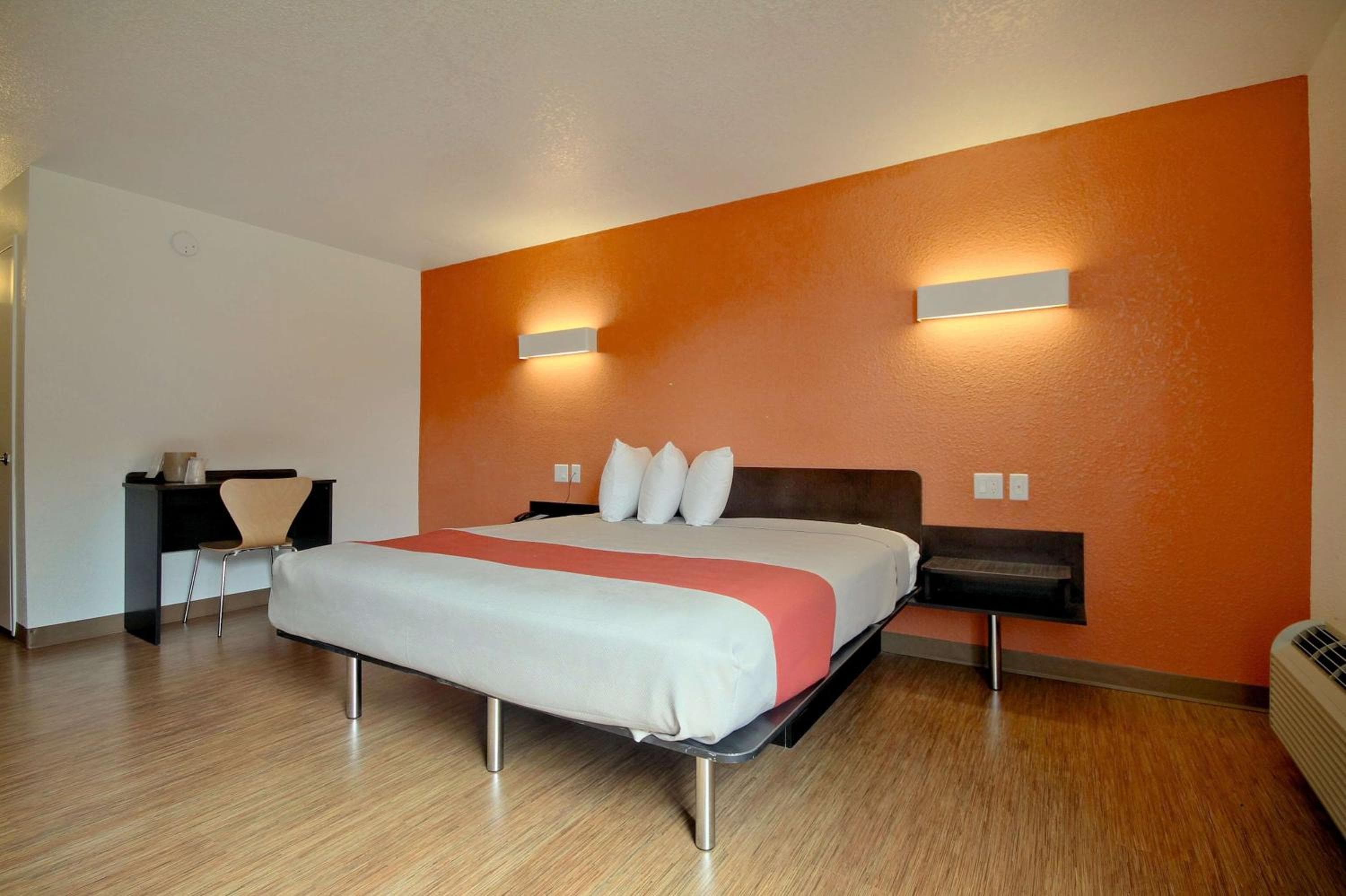 King Room with Roll-in Shower - Disability Access - Non-Smoking room photo