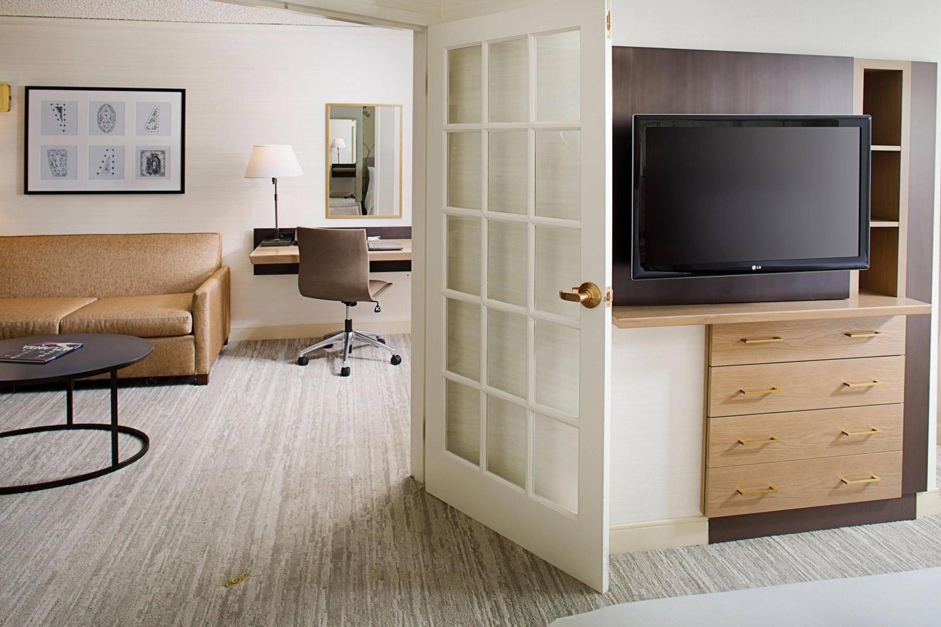 One-Bedroom Business King Suite - Non-Smoking room photo