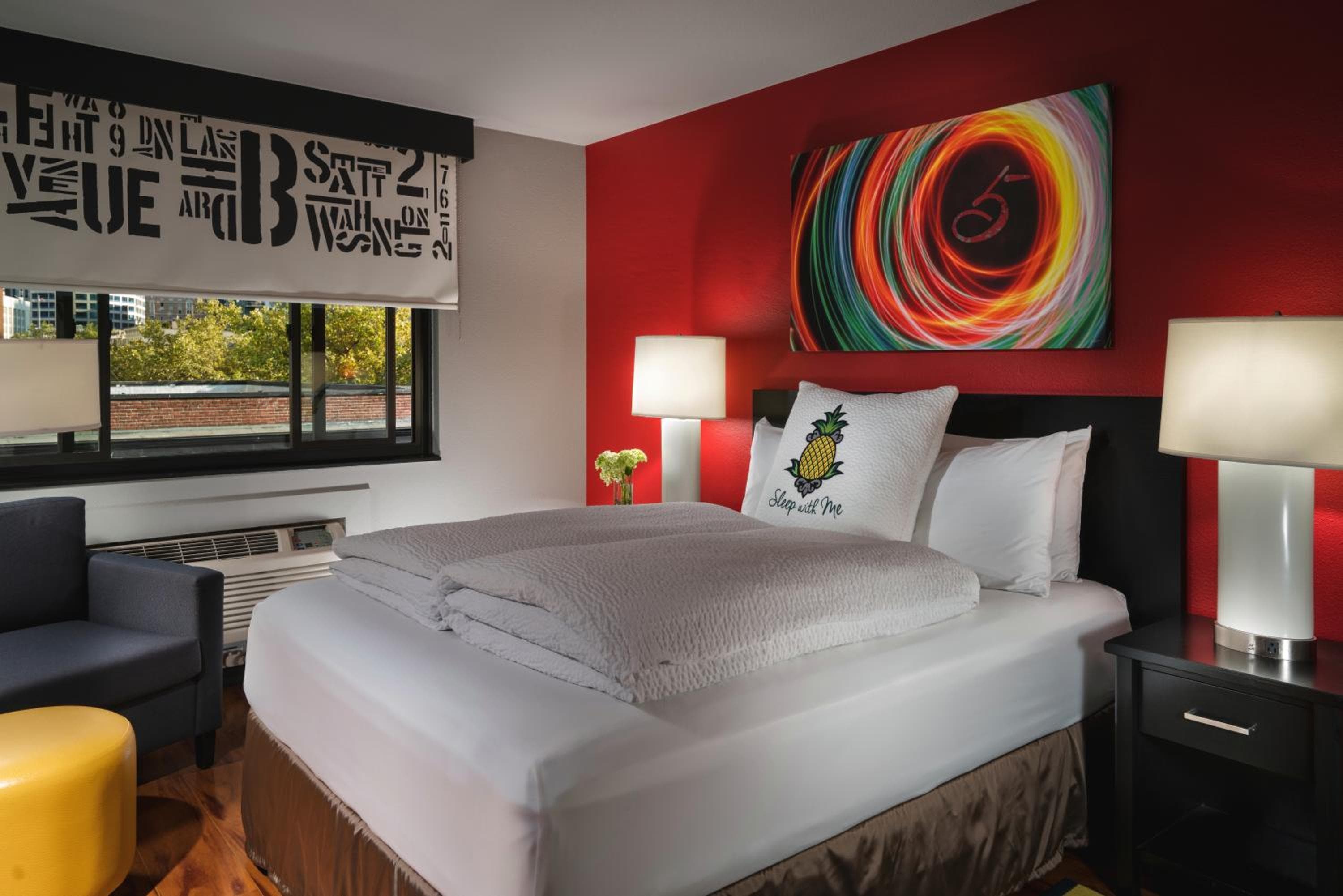 Metro Queen room photo