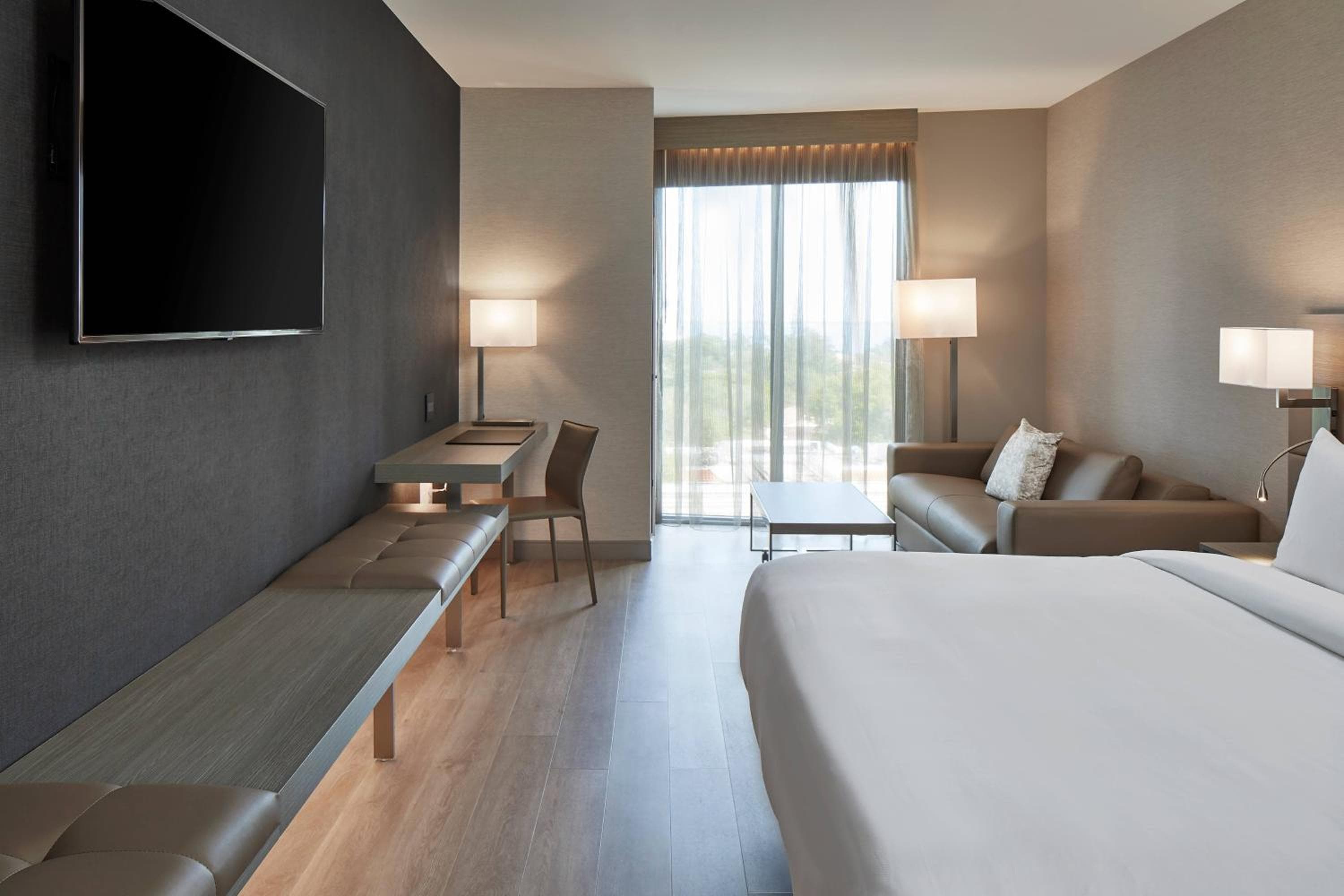 King Room with Sofa Bed - Hearing Accessible room photo