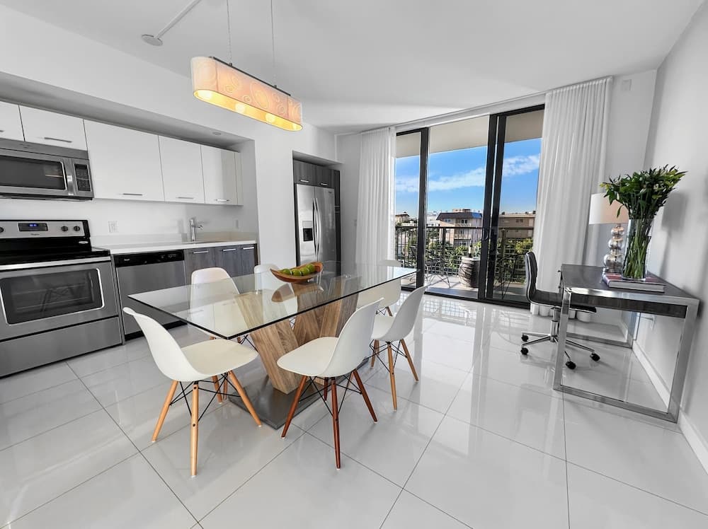 Skyline - One Bedroom Apartment w/Kitchen and Spacious Terrace room photo