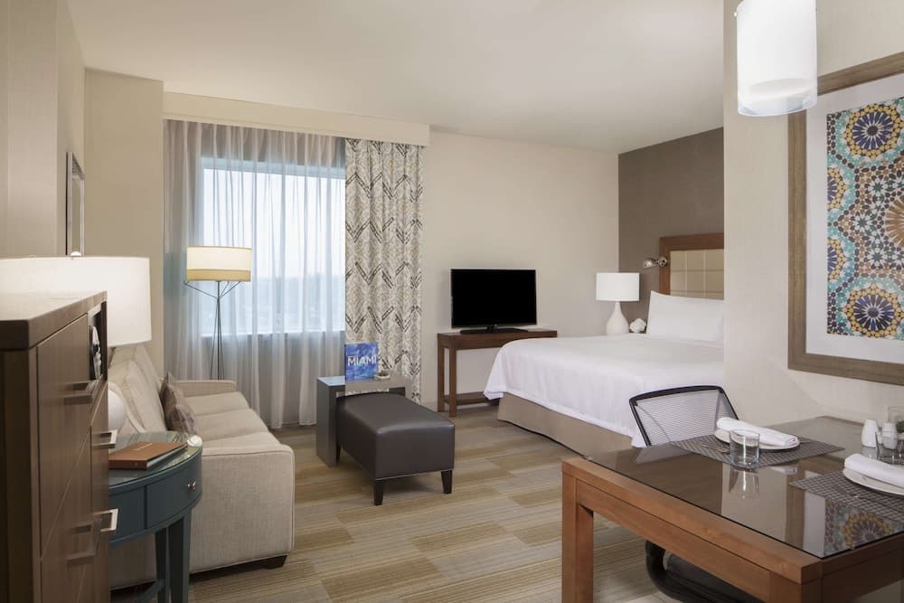 Deluxe Studio, 1 King Bed (Roll-in Shower) room photo