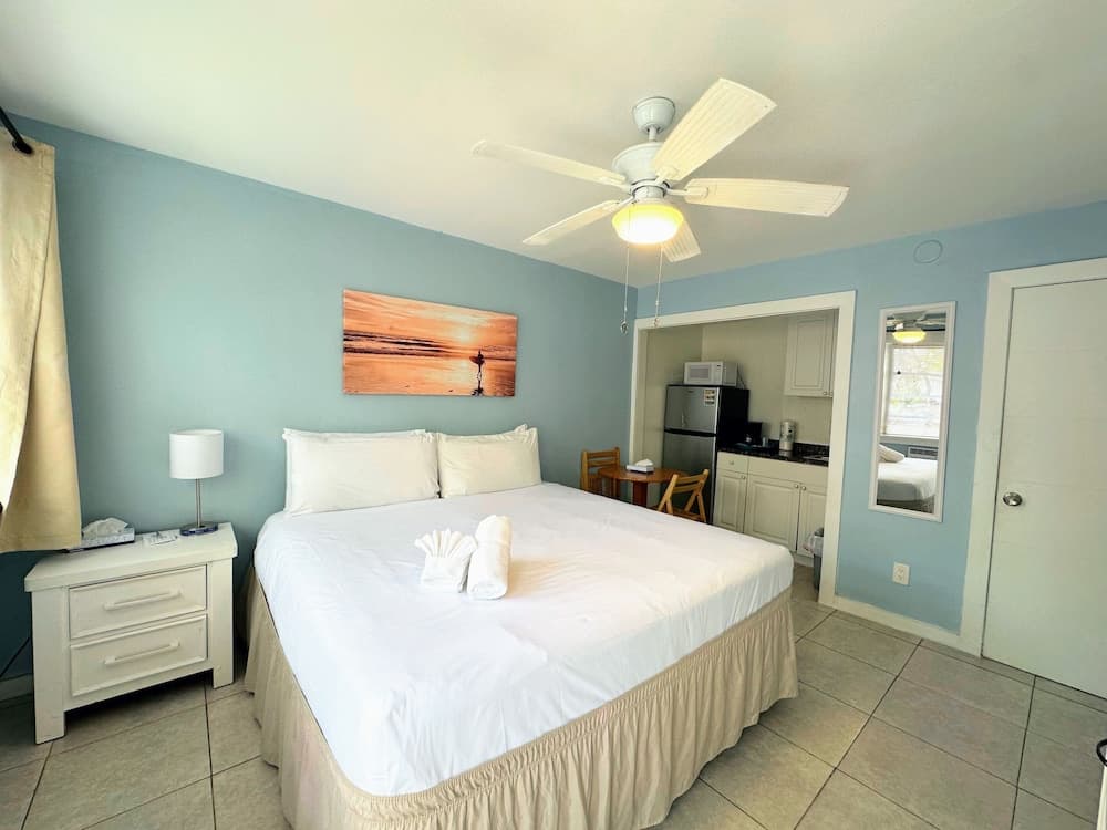 Superior Studio, 1 King Bed, Kitchenette, Courtyard Area room photo