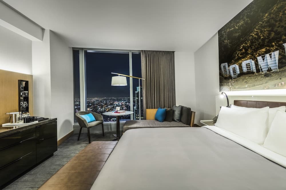 Classic Room, 1 King Bed, Accessible Bathtub, City View (Communication, Mobility) room photo