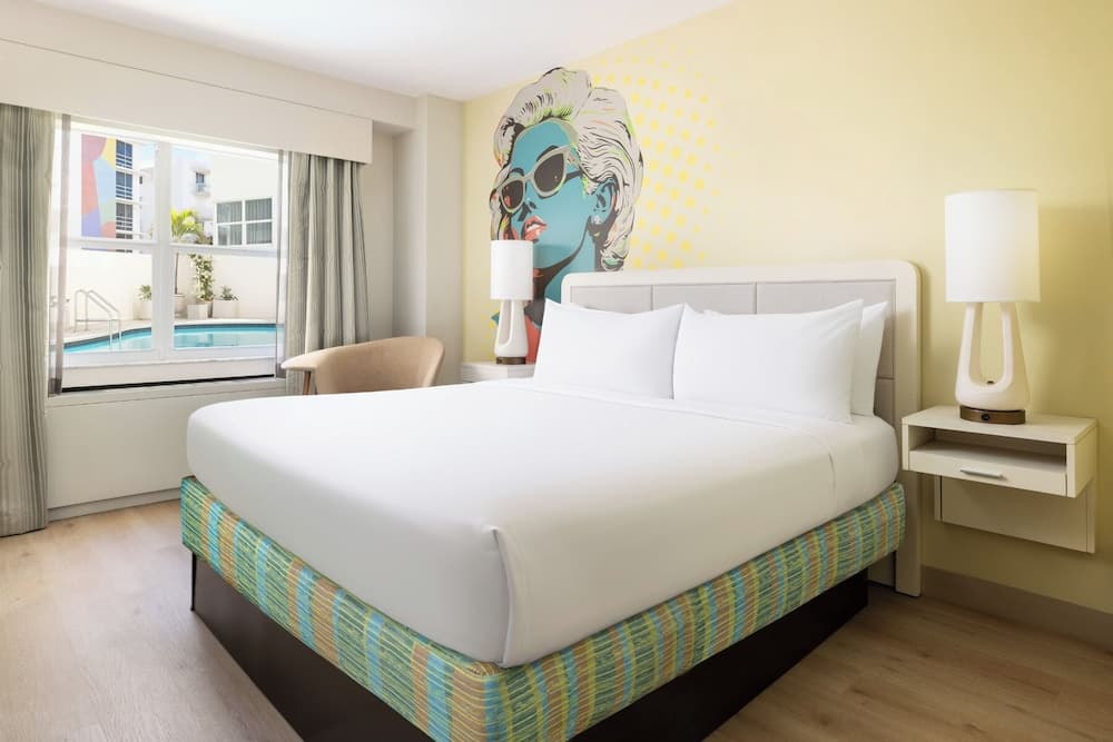 Room, 1 King Bed, Bathtub (Pool View) room photo