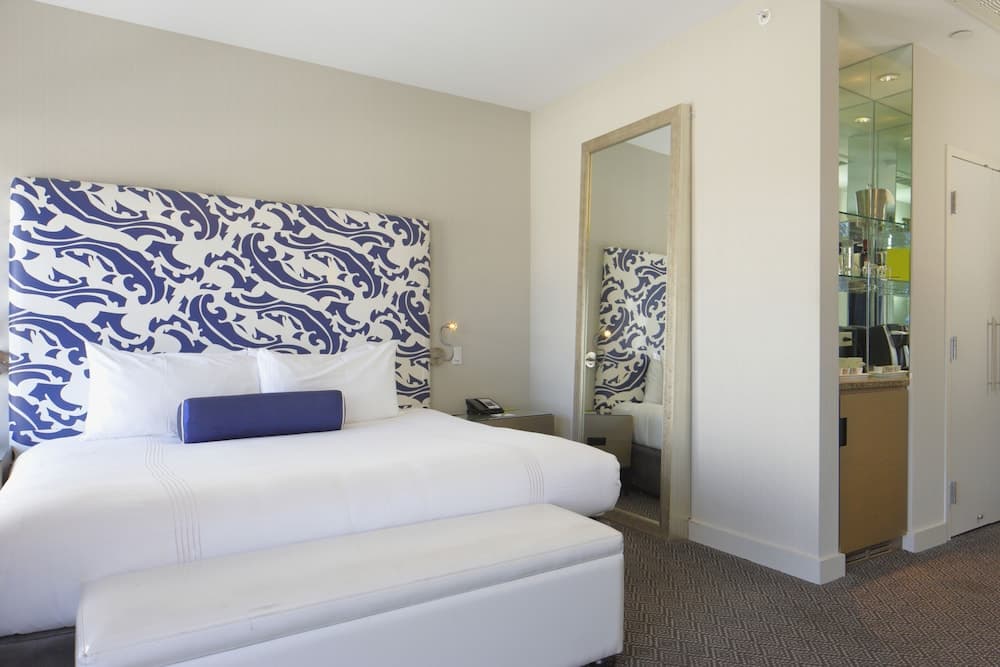 Premium Room, 1 King Bed room photo