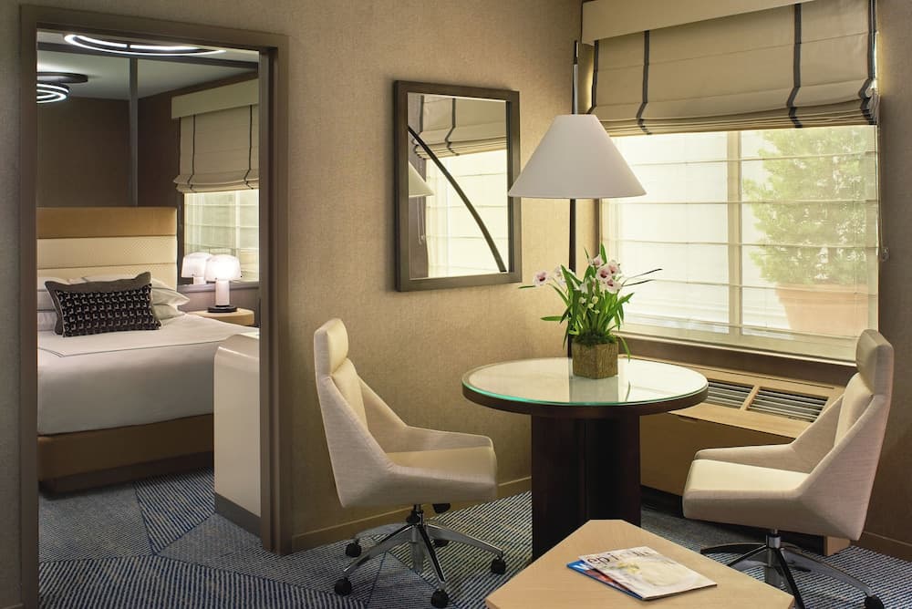 Suite, 1 Queen Bed (G) room photo