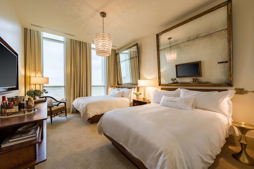Signature Queens room photo